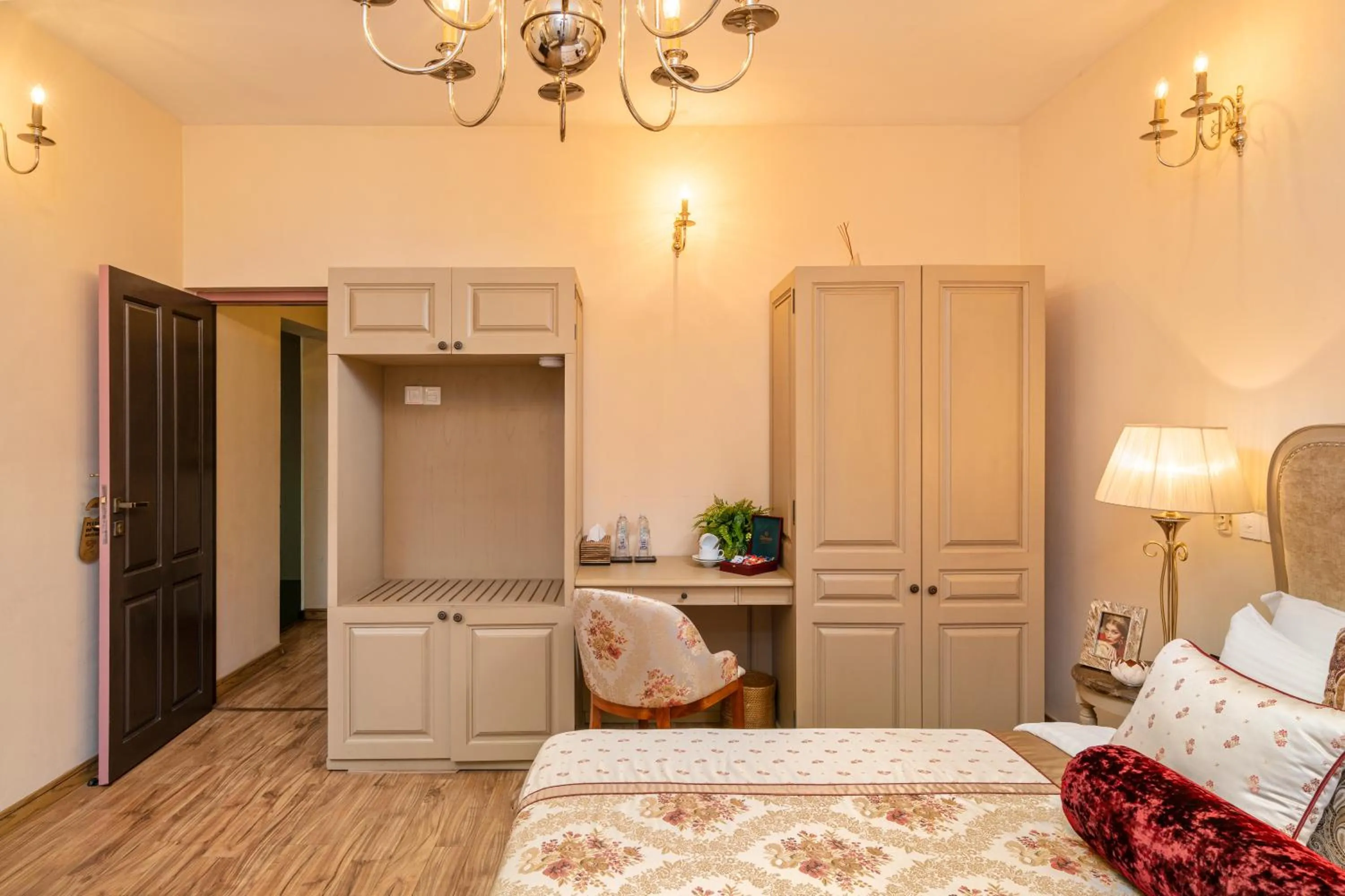 wardrobe, Bed in Clove Villa