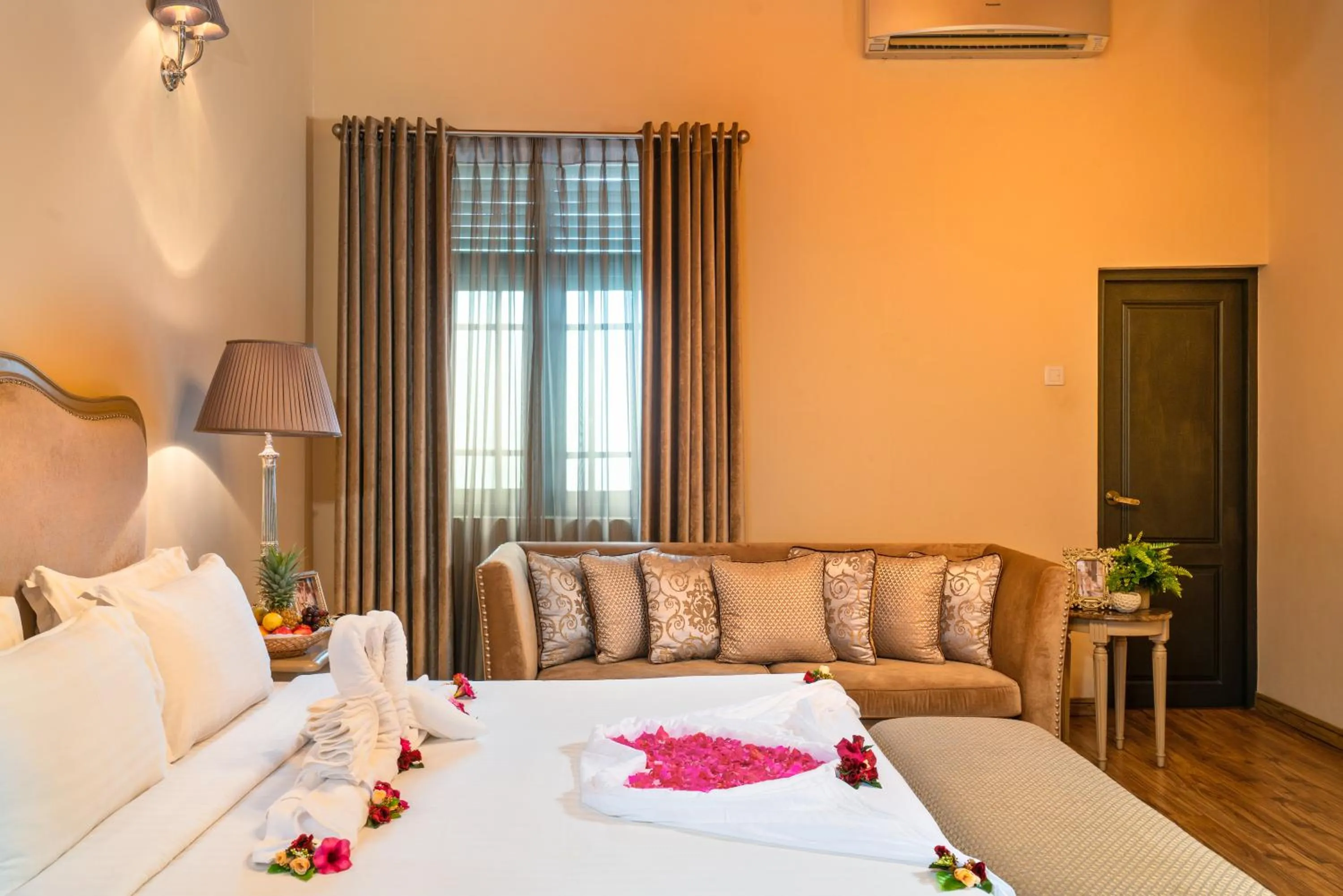 Seating area, Bed in Clove Villa