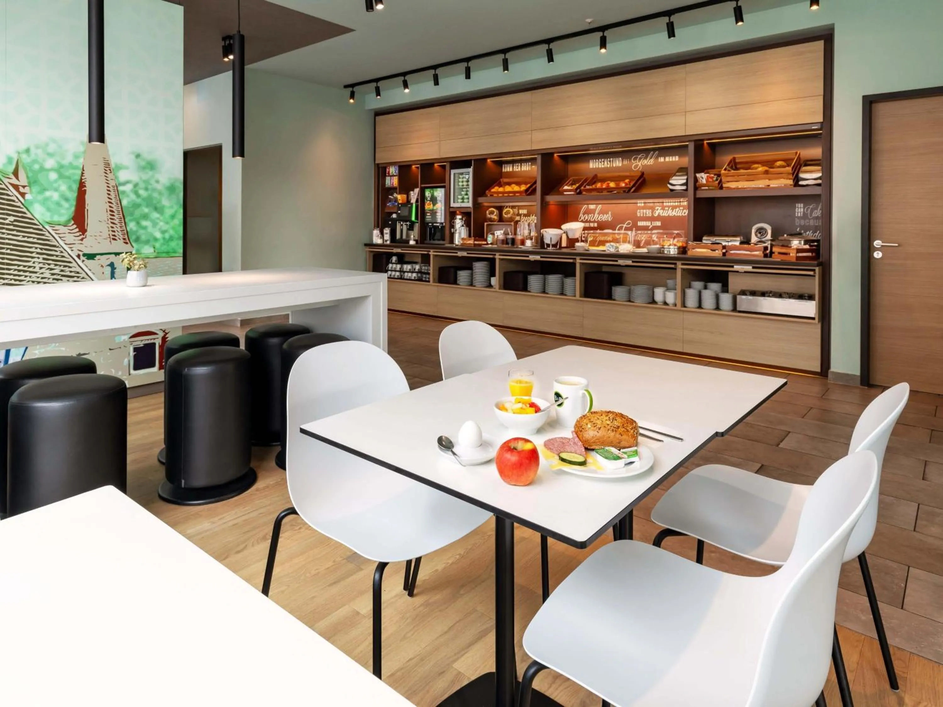 Lounge or bar in B&B Hotel Marburg