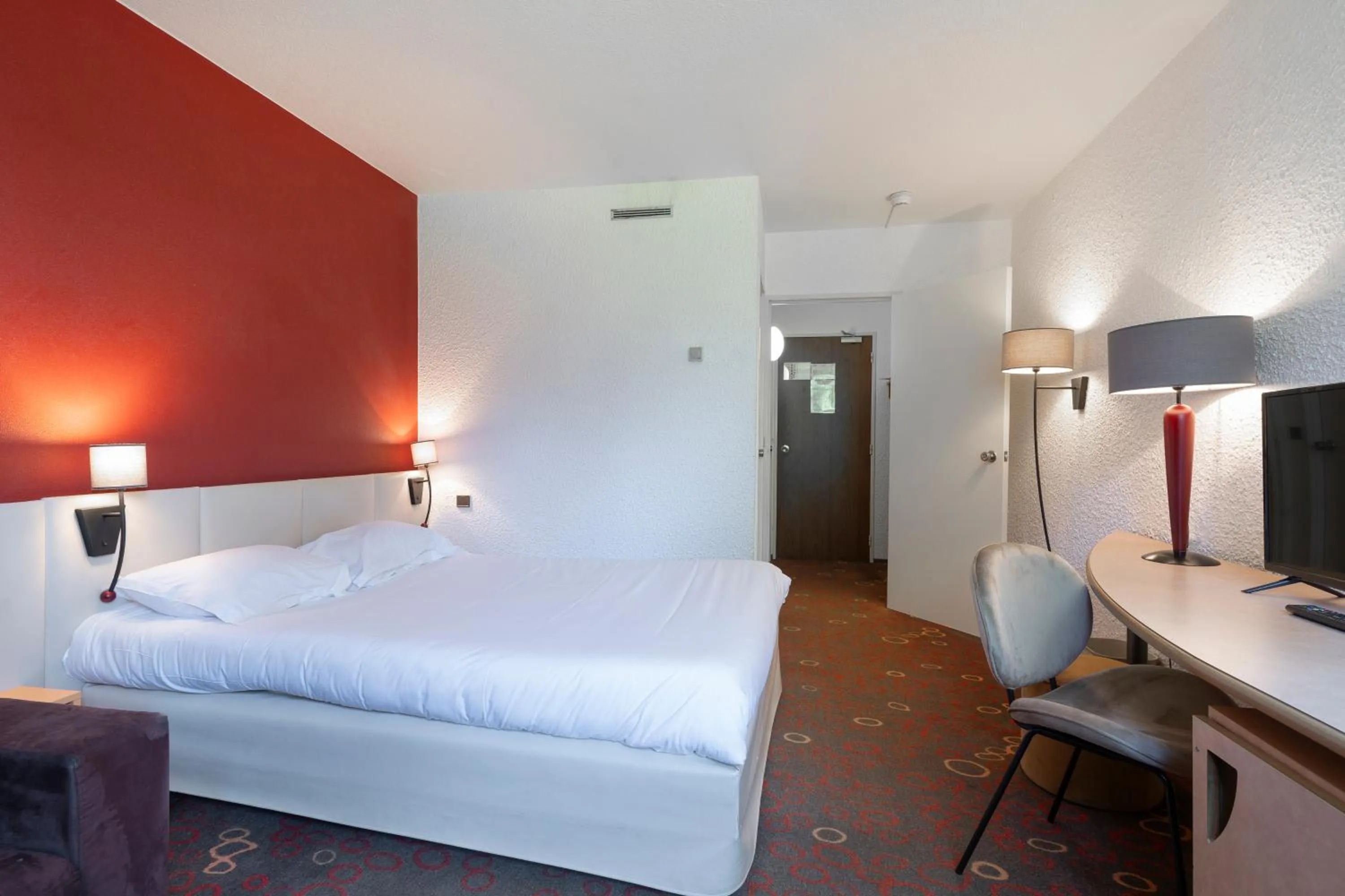 Photo of the whole room, Bed in Hôtel Akena Poitiers Nord Futuroscope