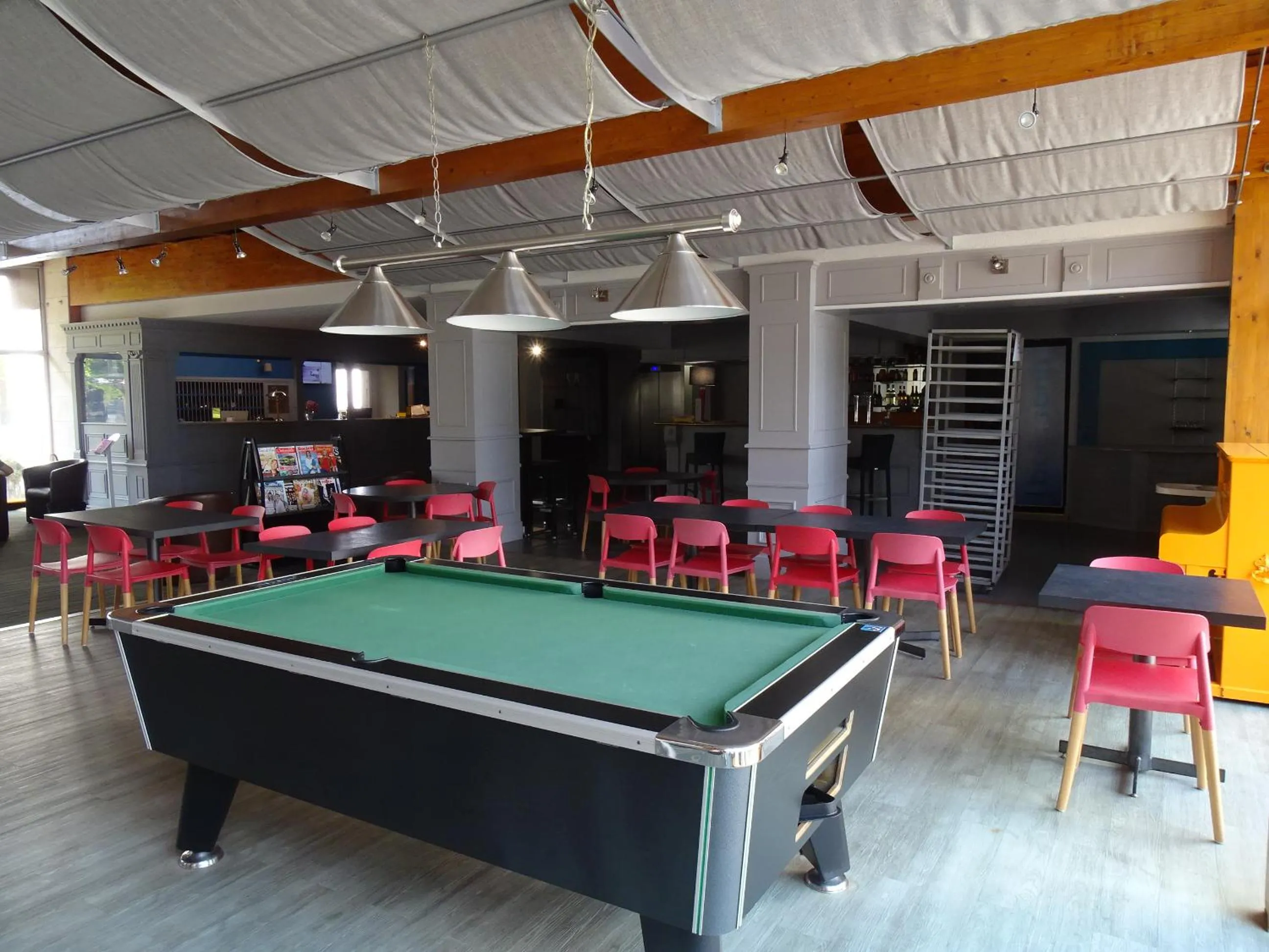 Billiard in Hôtel Akena Poitiers Nord Futuroscope