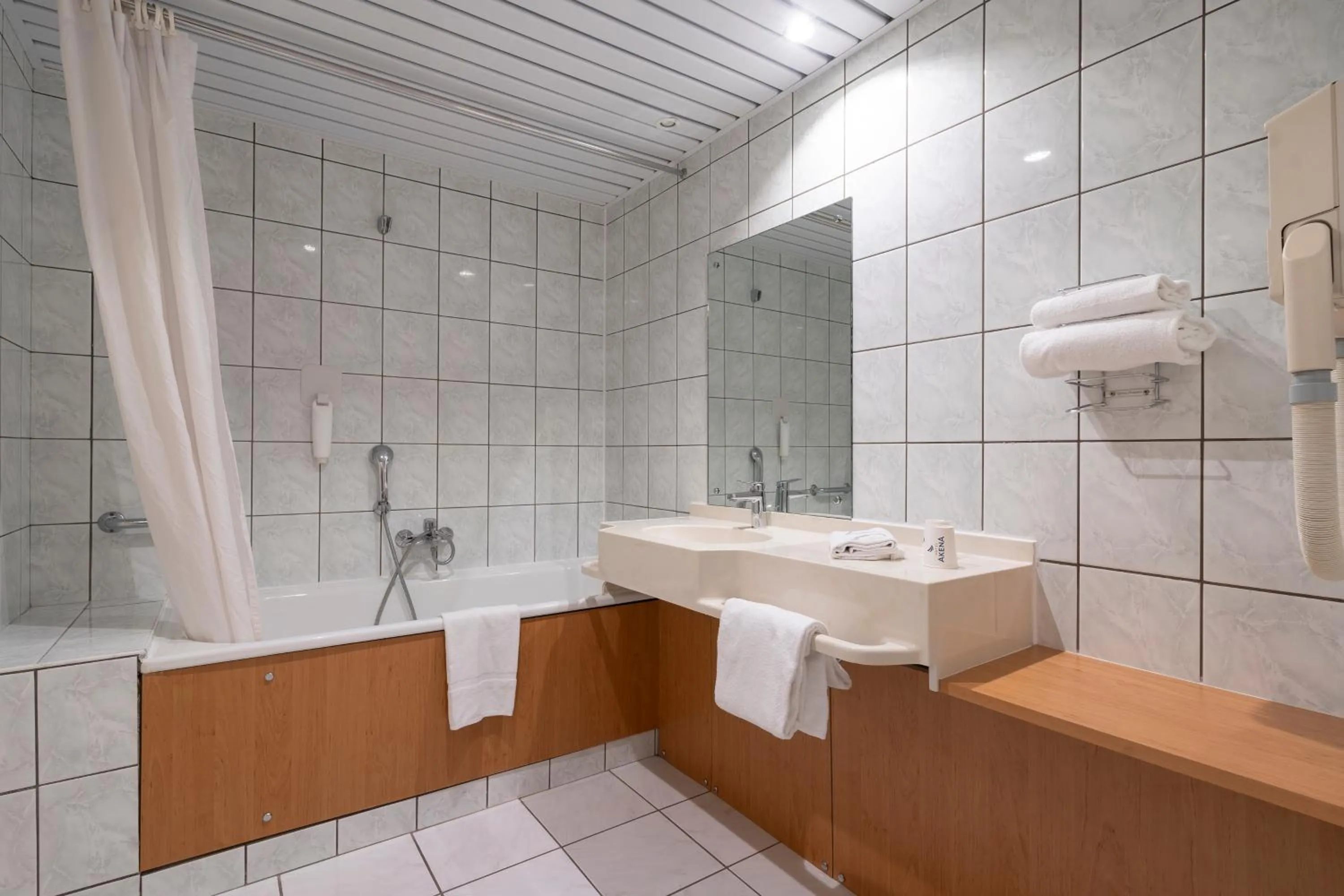 Bathroom in Hôtel Akena Poitiers Nord Futuroscope