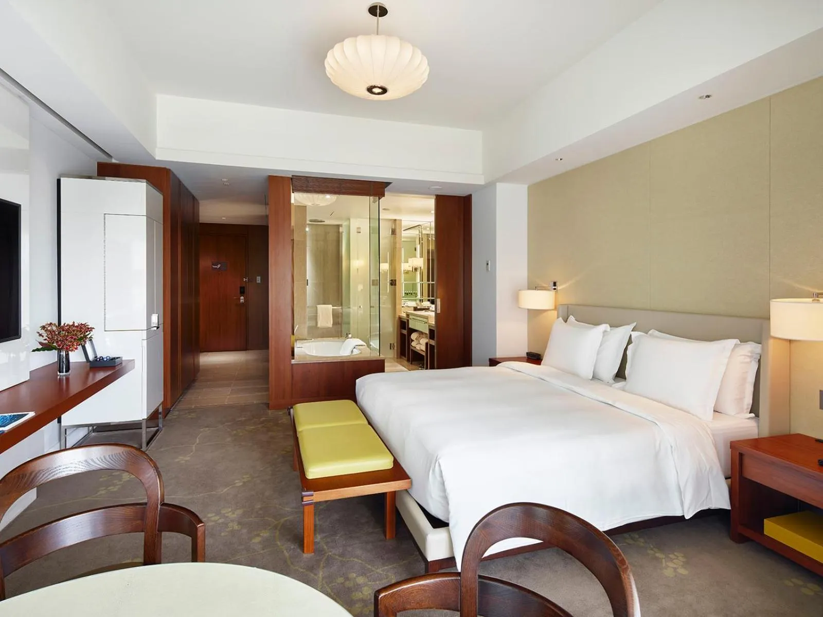 Bathroom, Bed in Palace Hotel Tokyo