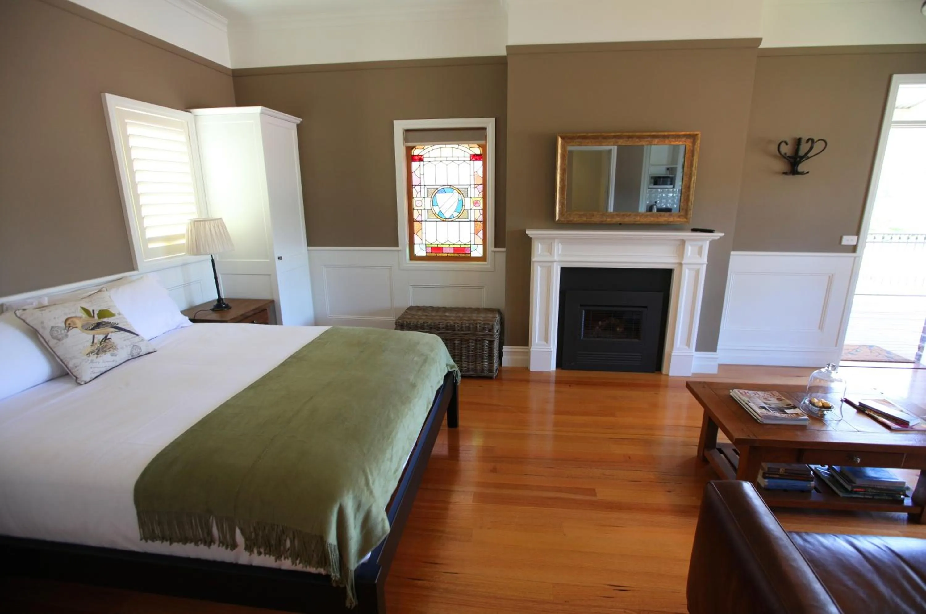 Photo of the whole room, Bed in Marysville Garden Cottages