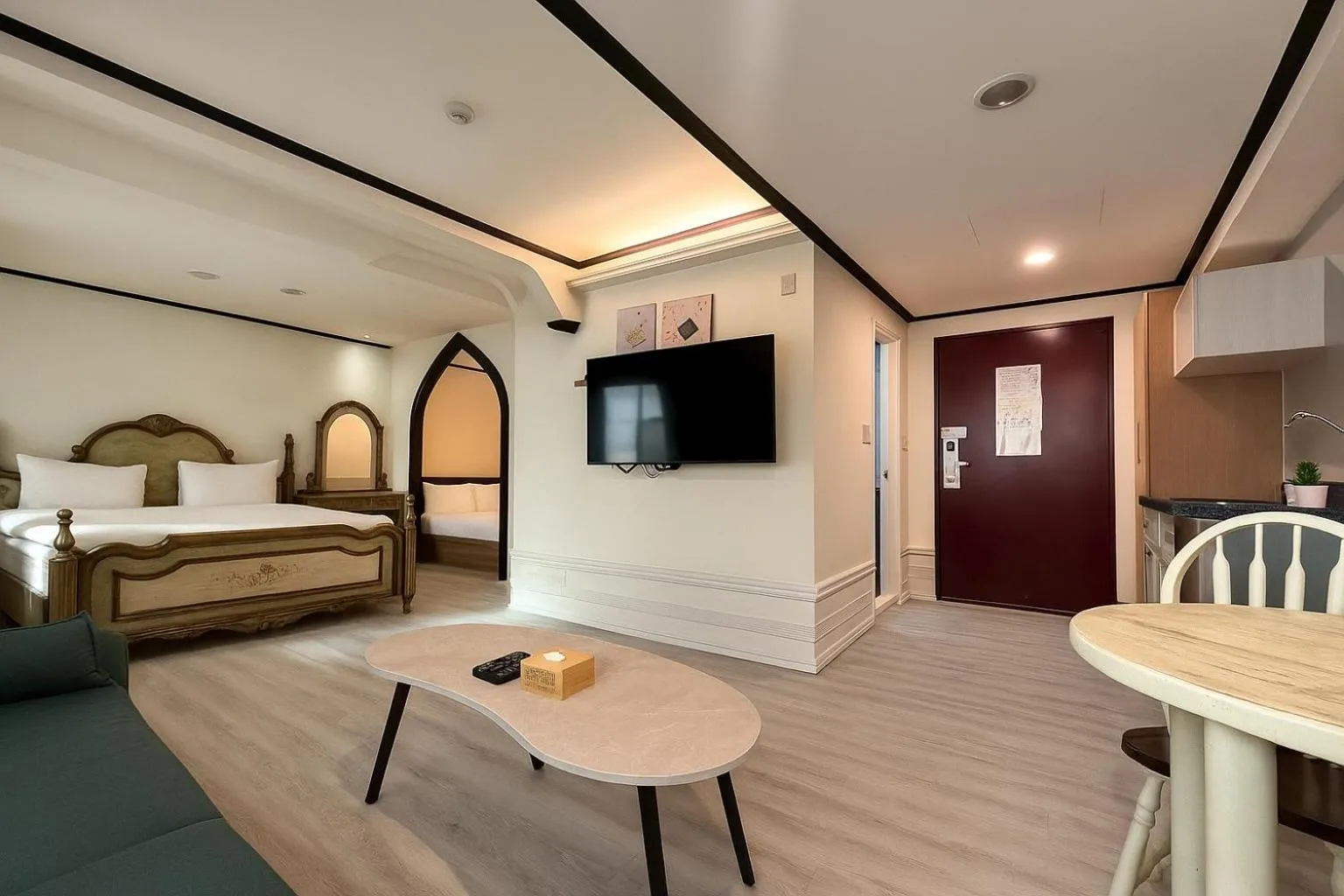 Communal lounge/ TV room, Bed in Elizabeth Hotel