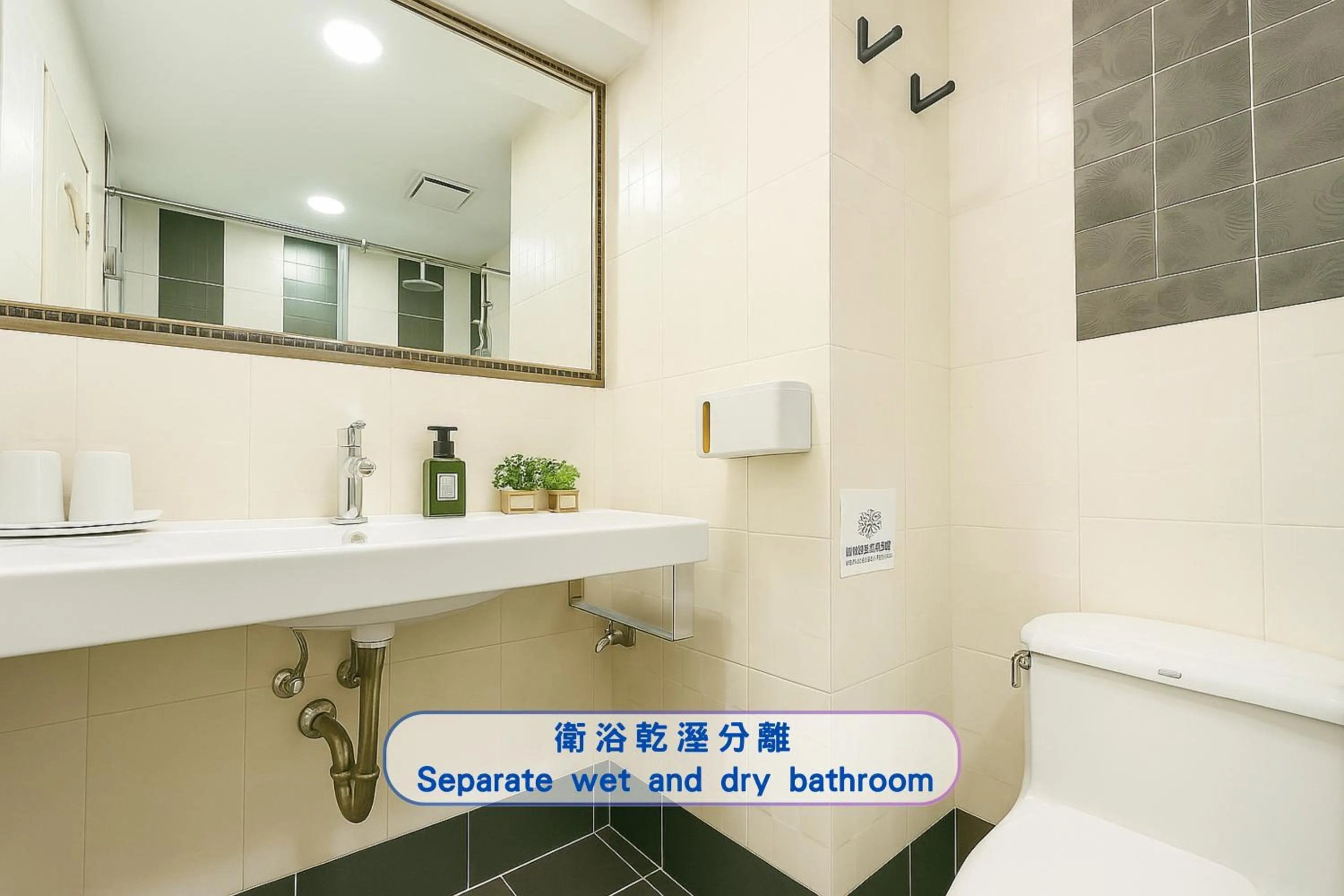 Toilet in Elizabeth Hotel