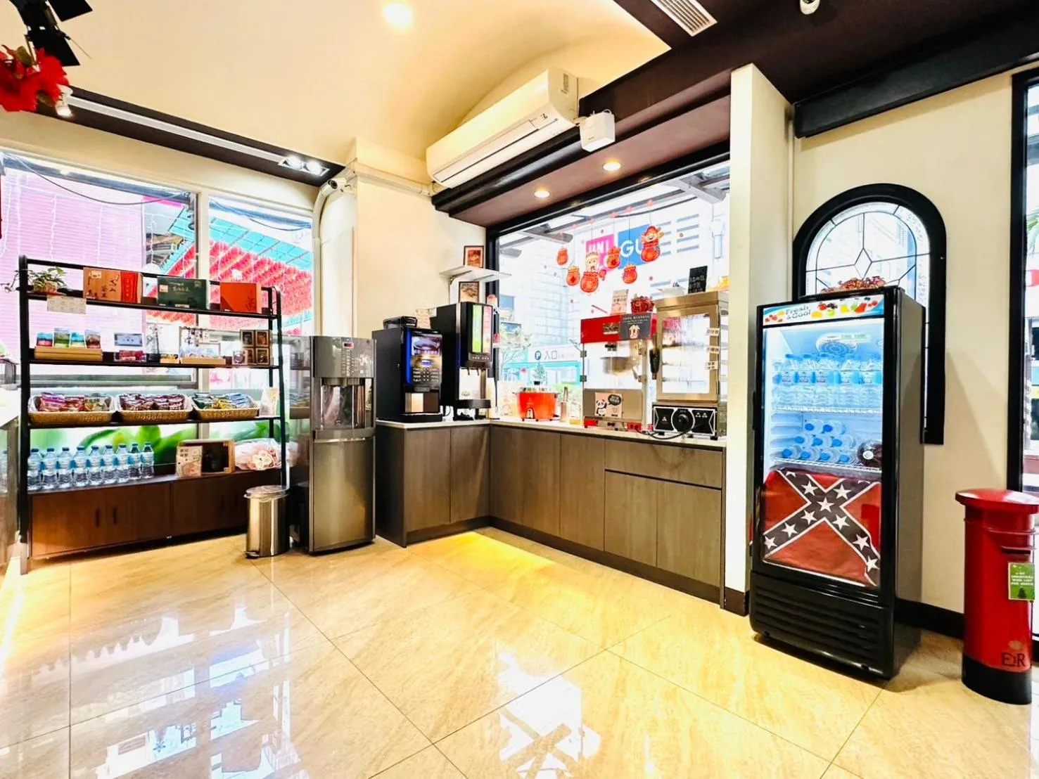 minibar in Elizabeth Hotel