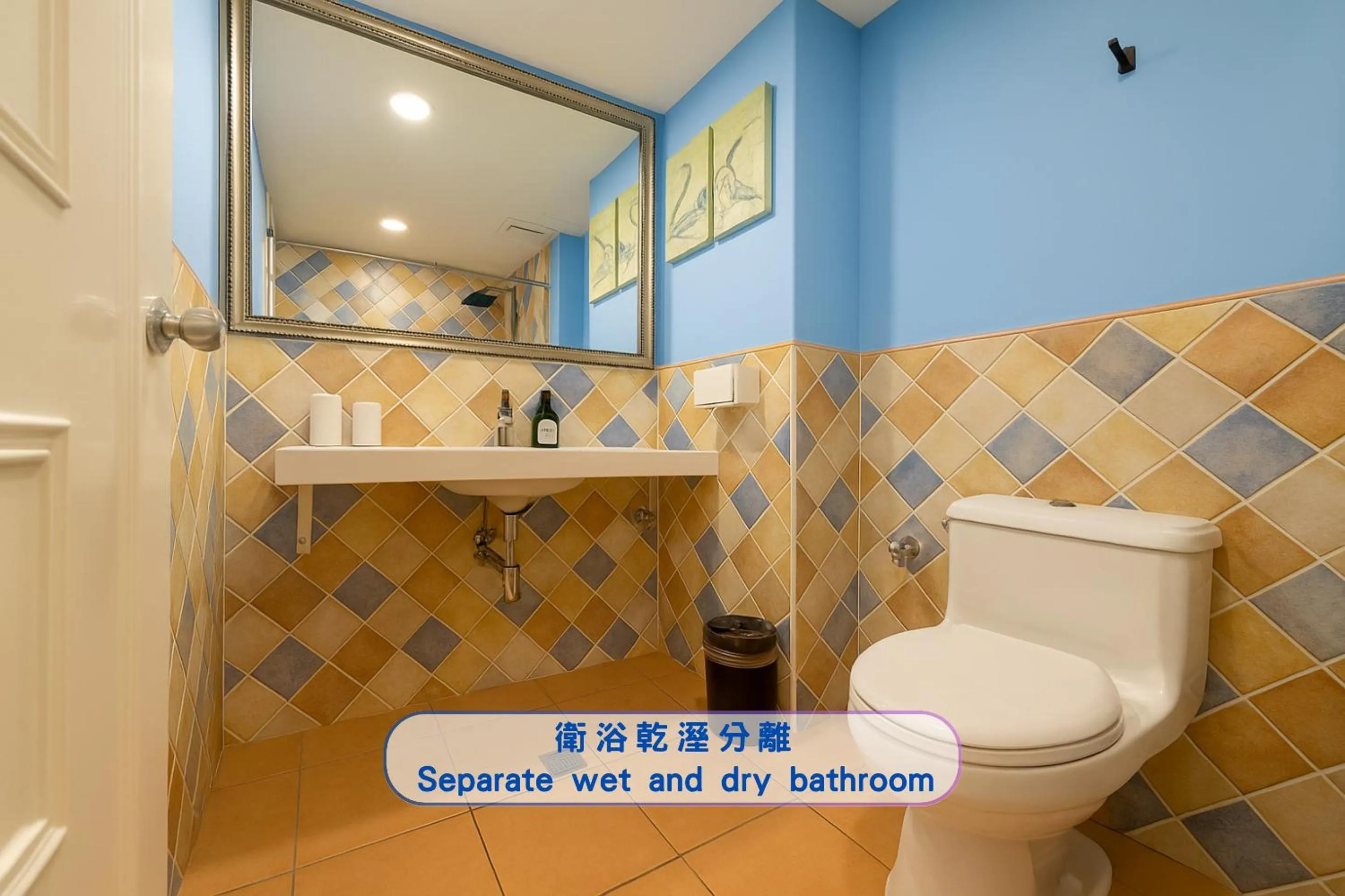 Toilet in Elizabeth Hotel