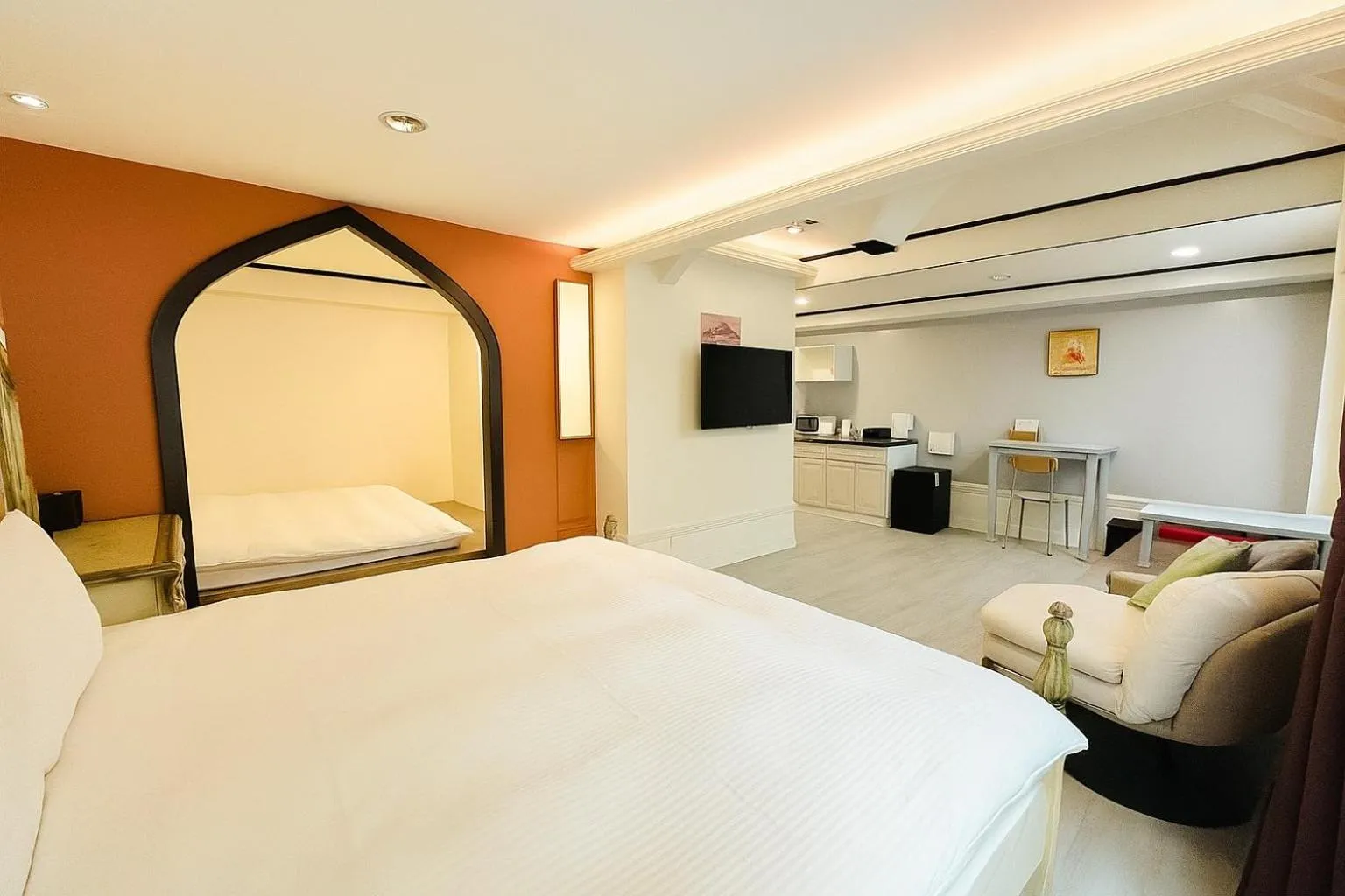 Communal lounge/ TV room, Bed in Elizabeth Hotel