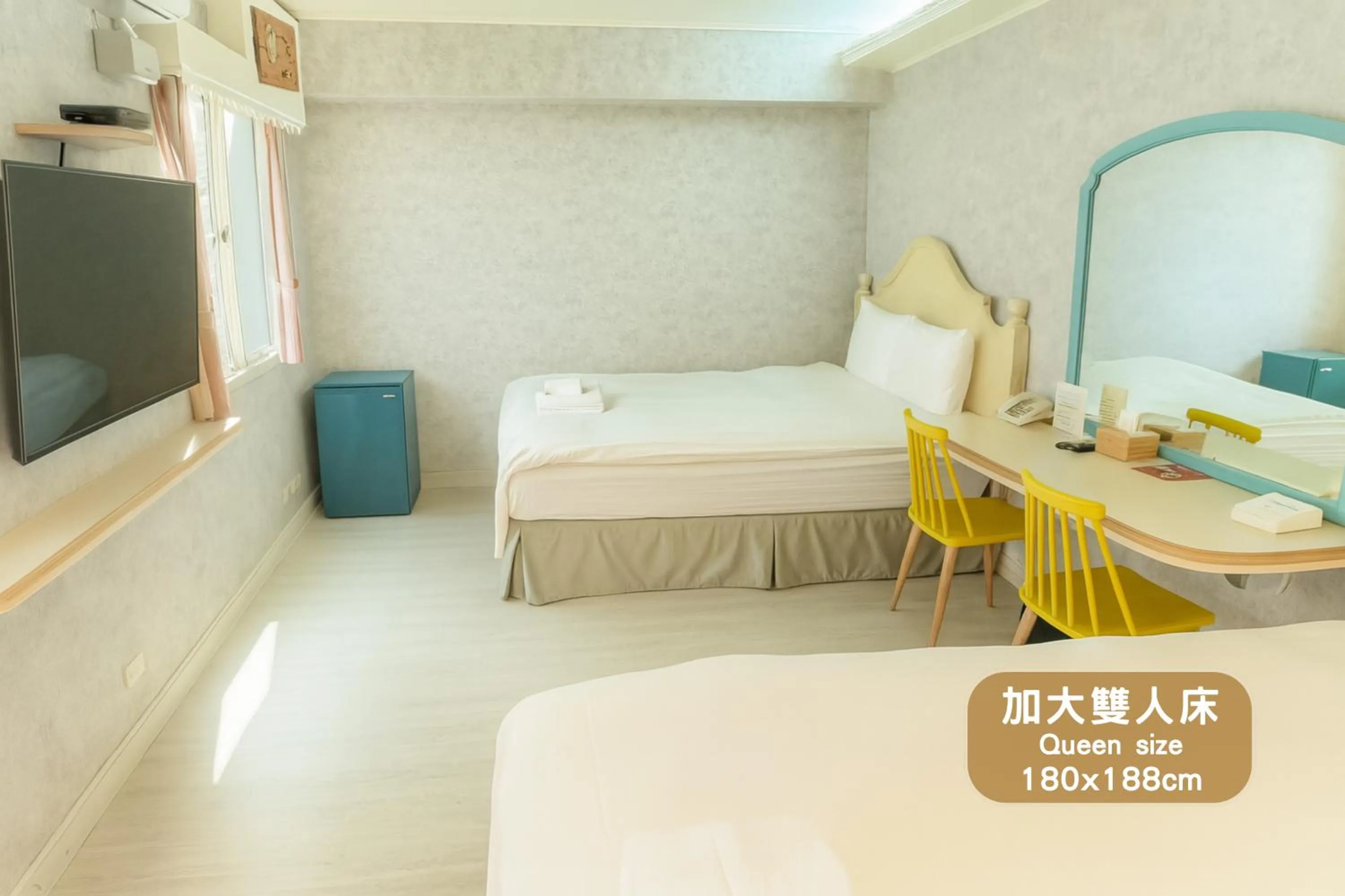 Communal lounge/ TV room, Bed in Elizabeth Hotel