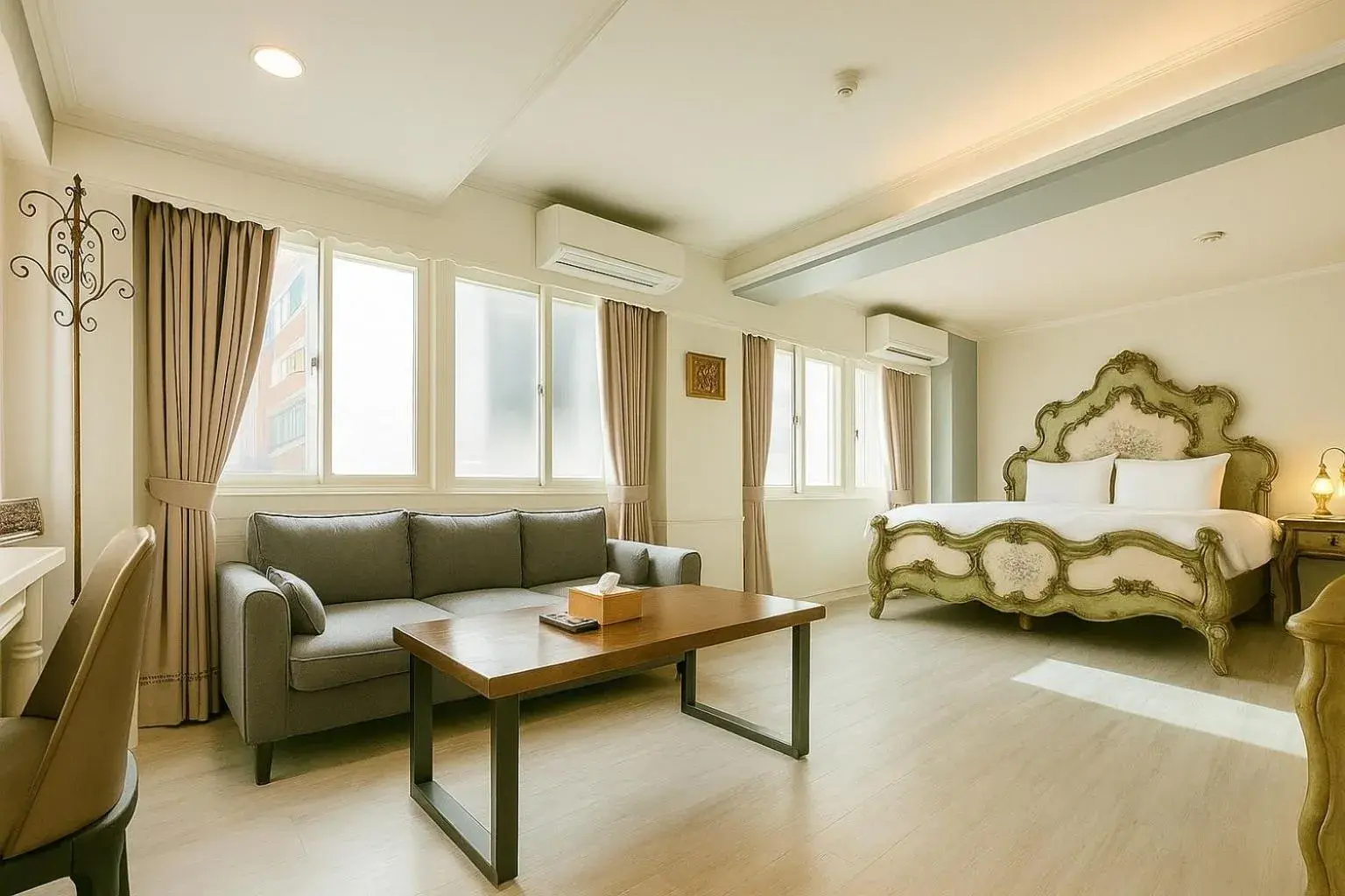 Bed in Elizabeth Hotel Bed in Elizabeth Hotel