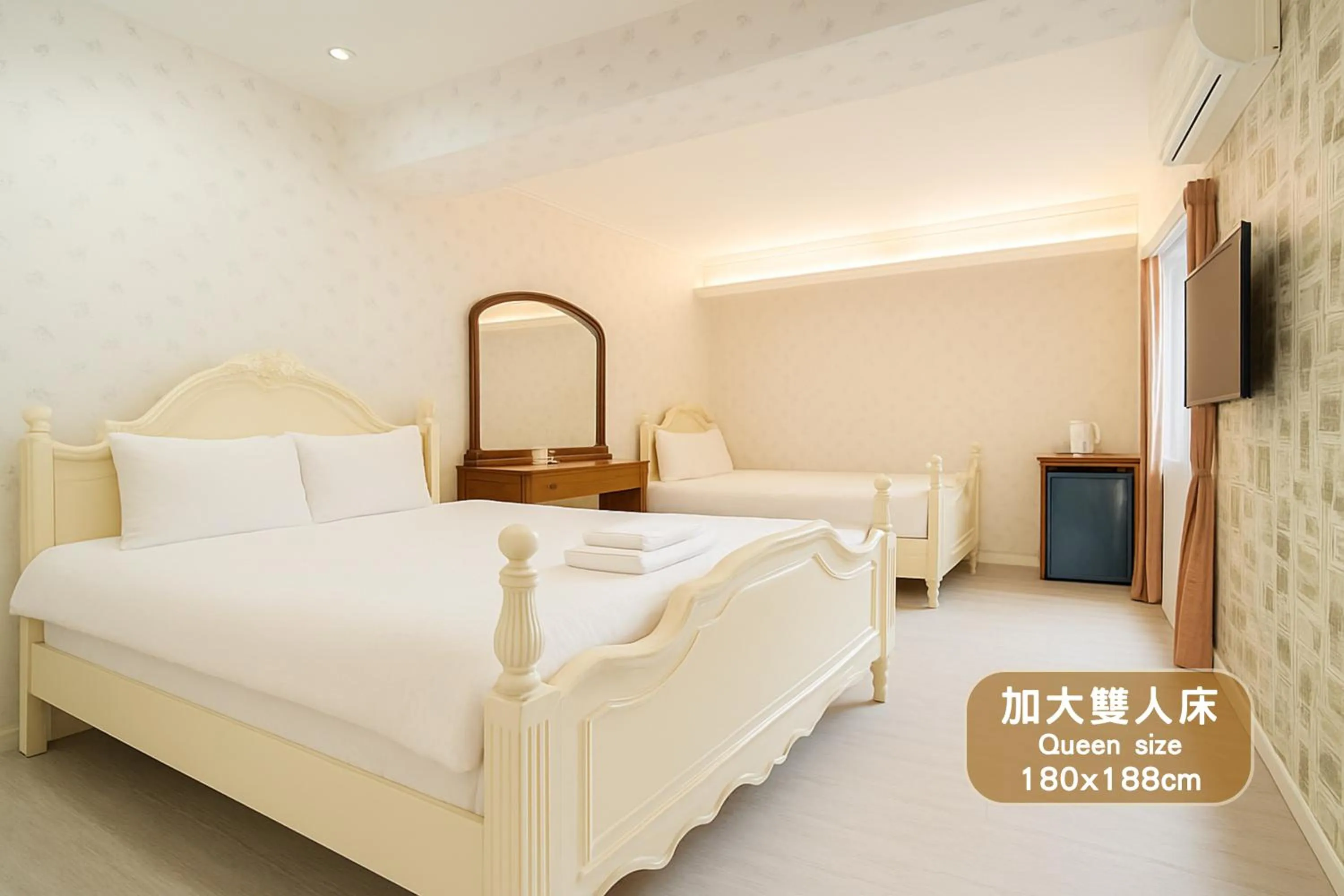 Bed in Elizabeth Hotel