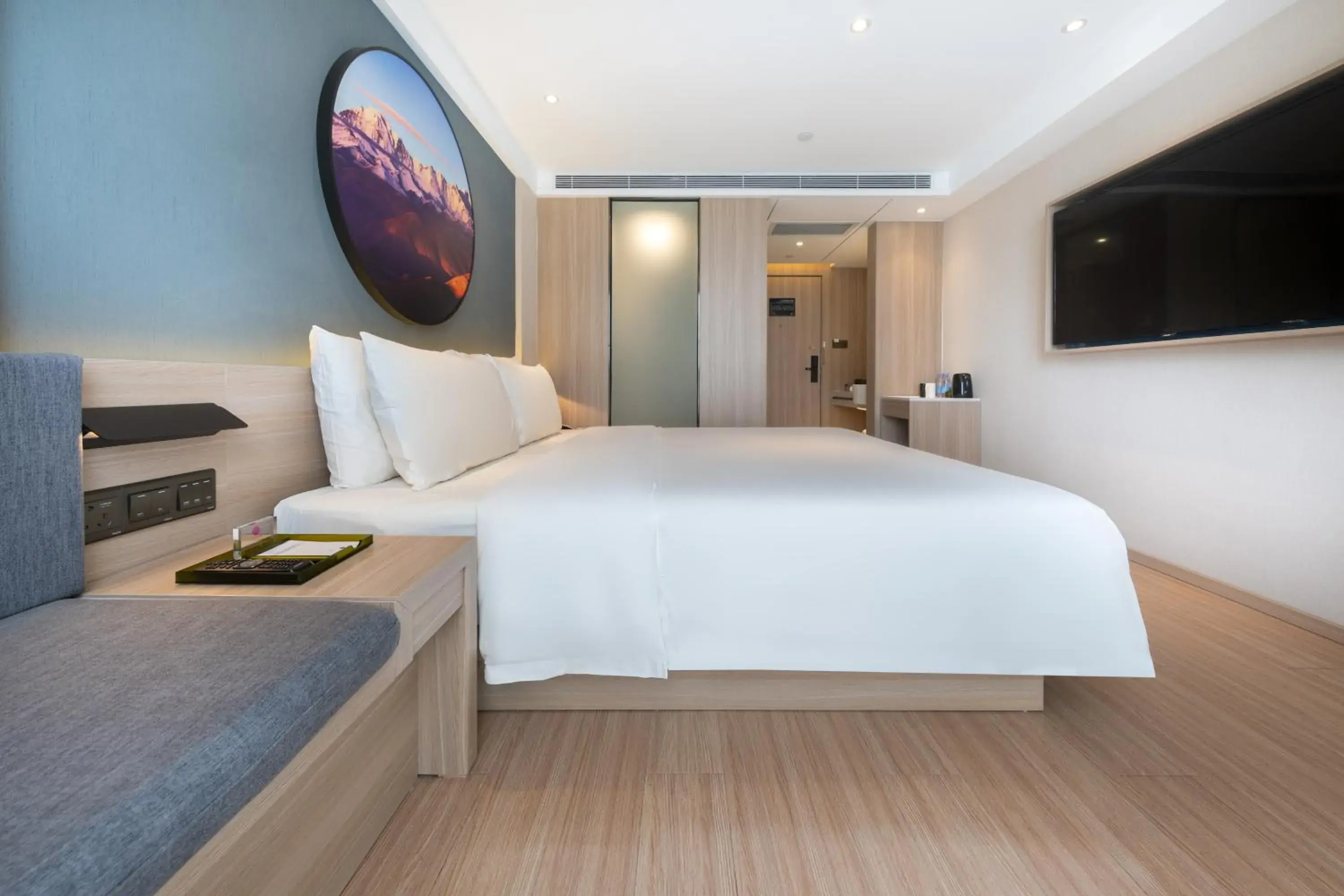 Photo of the whole room, Bed in Atour Light Hotel (Chengdu Hi-tech West Zone University of Electronic Technology) Photo of the whole room, Bed in Atour Light Hotel (Chengdu Hi-tech West Zone University of Electronic Technology)