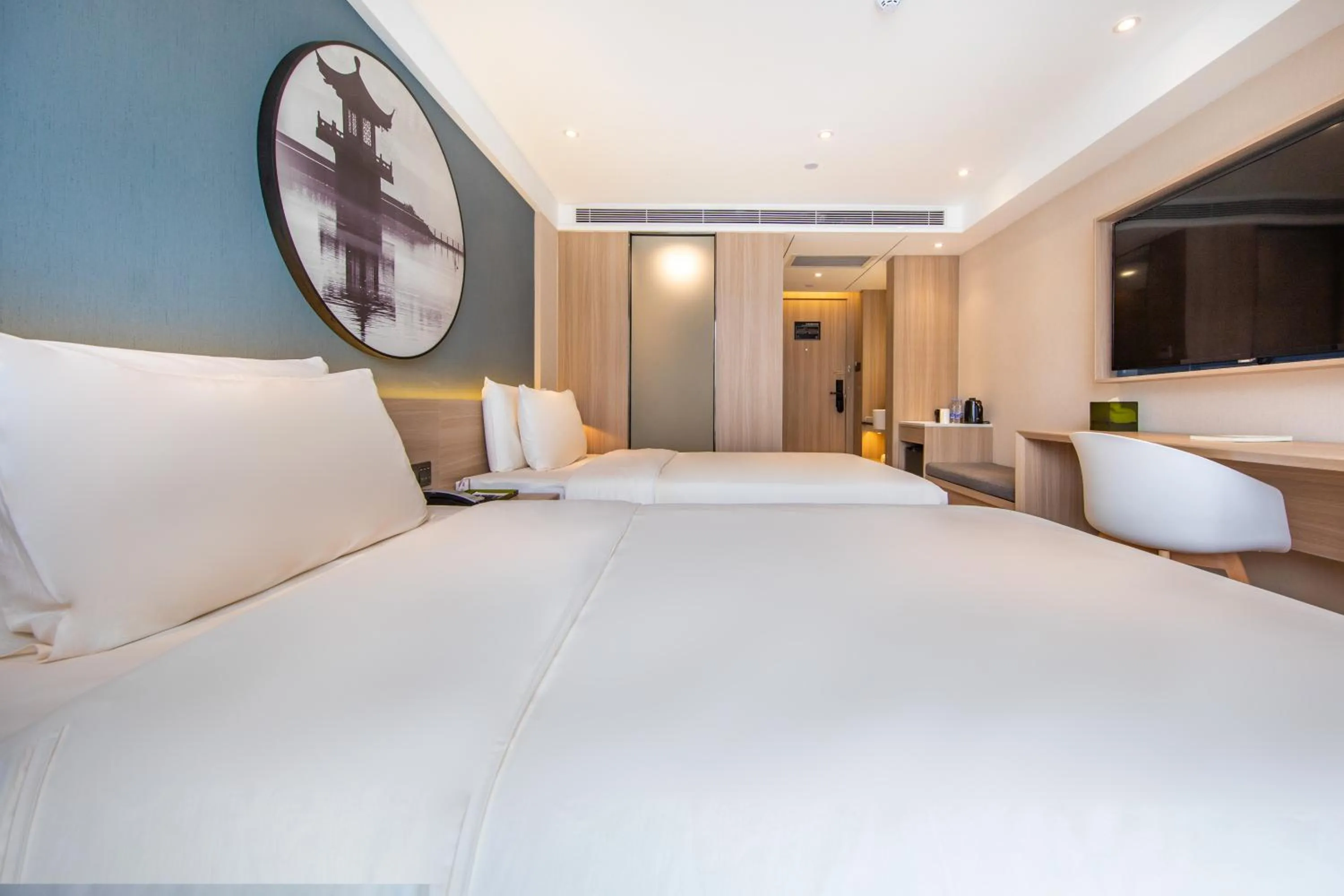 Photo of the whole room, Bed in Atour Light Hotel (Chengdu Hi-tech West Zone University of Electronic Technology)