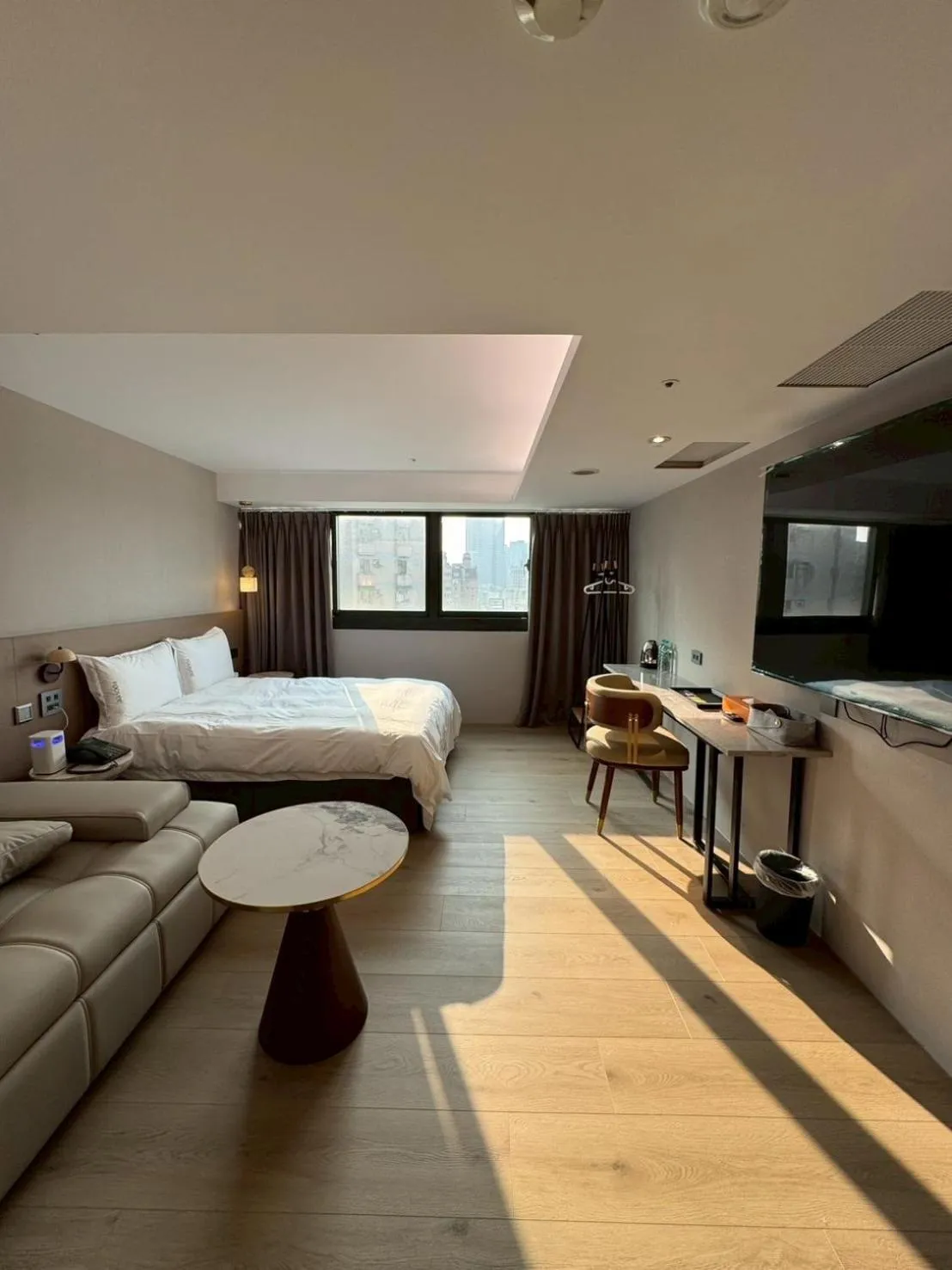 Communal lounge/ TV room, Bed in Fooyee Hotel Taichung Yizhong