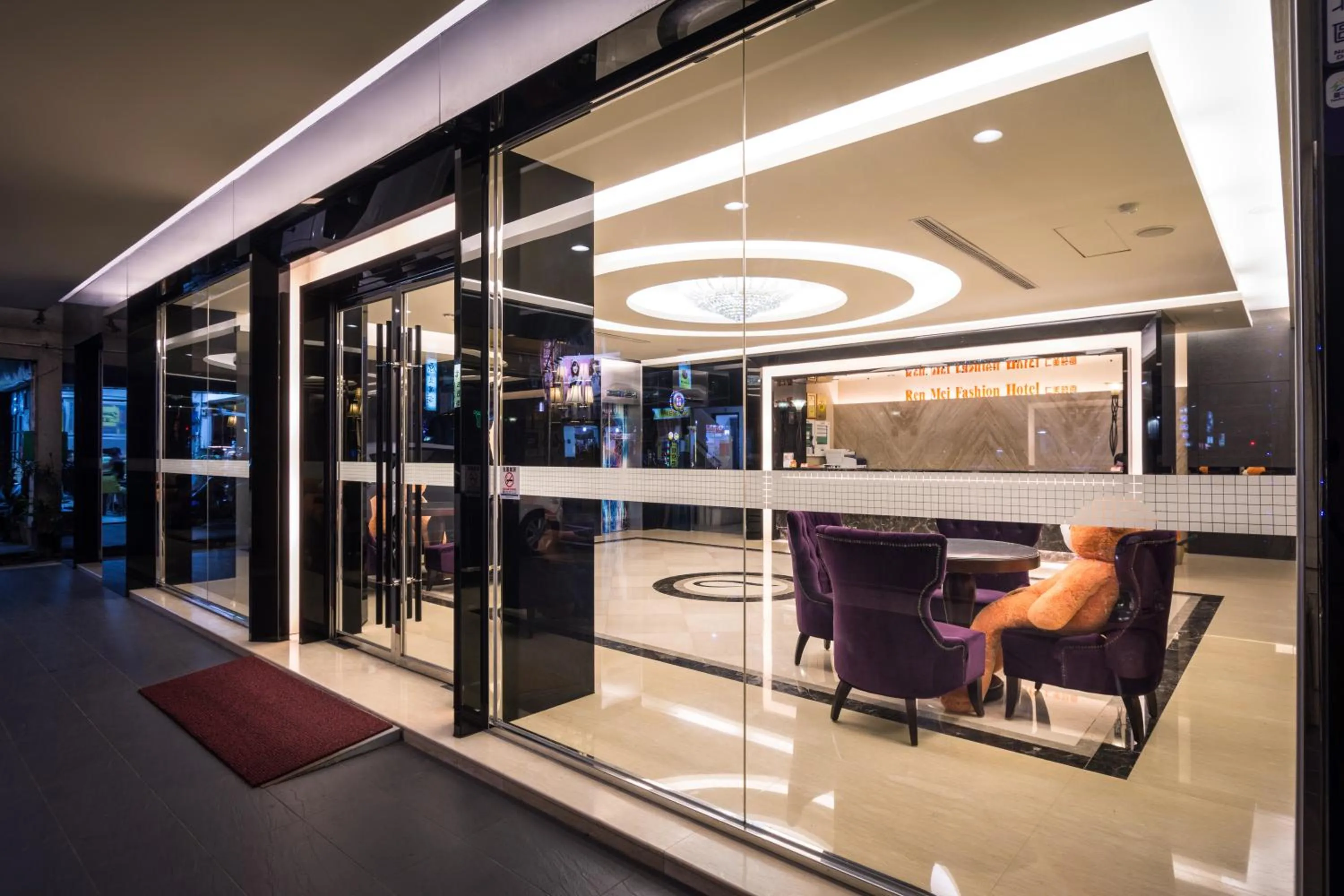 Facade/entrance in Ren Mei Fashion Hotel