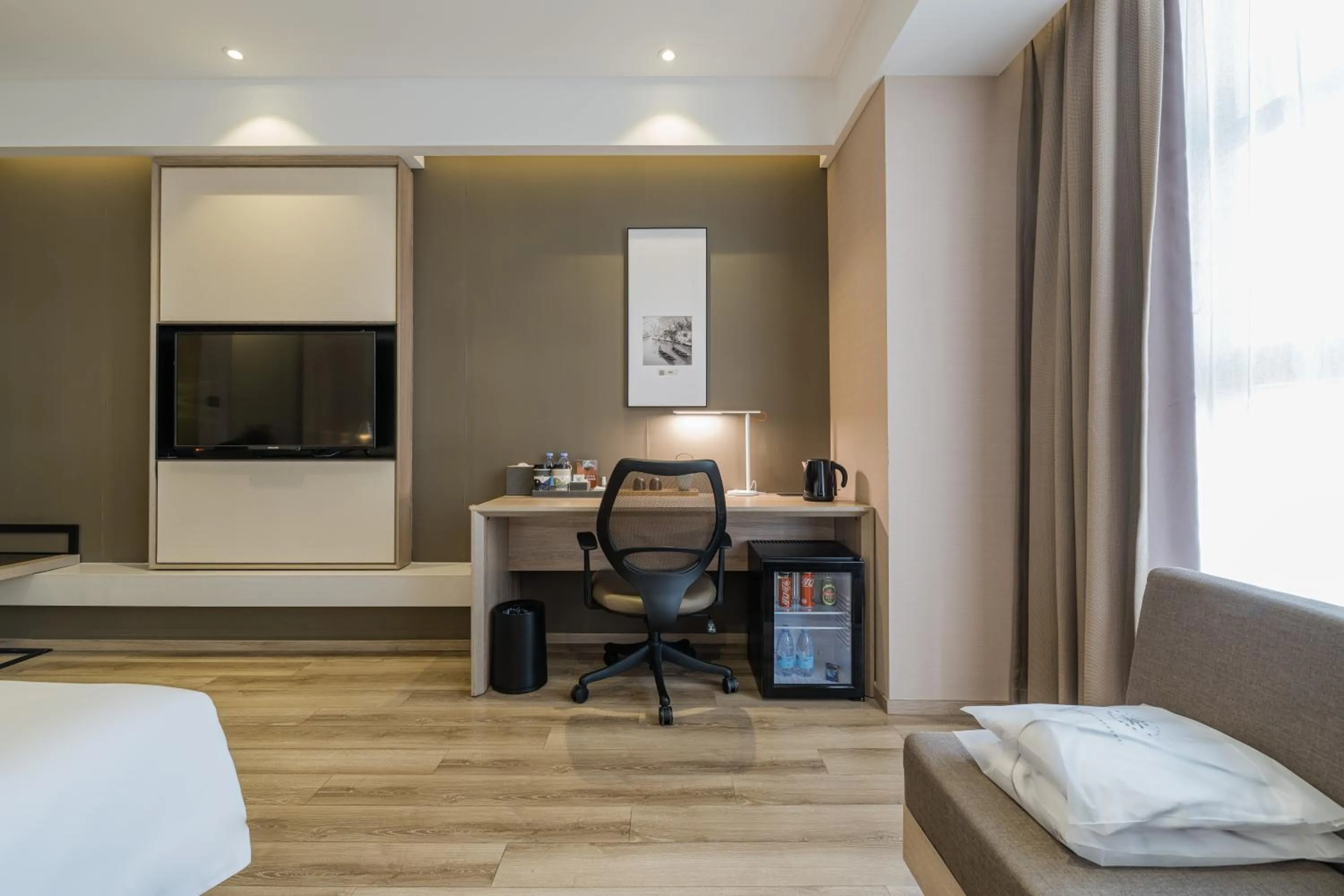 Photo of the whole room, Bed in Atour Hotel Hangzhou Binjiang Jiangling Road