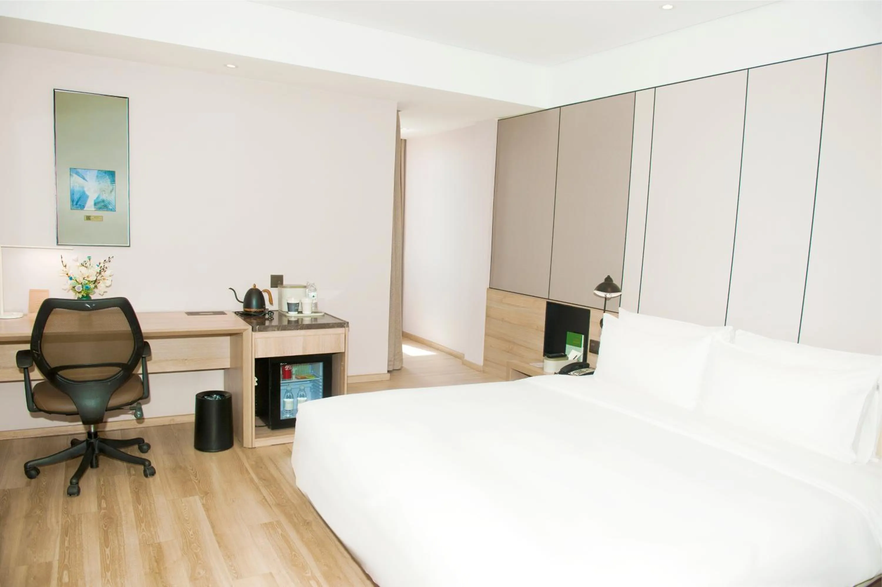 Photo of the whole room, Bed in Atour Hotel High Speed Railway North Station Zibo Hi tech Zone