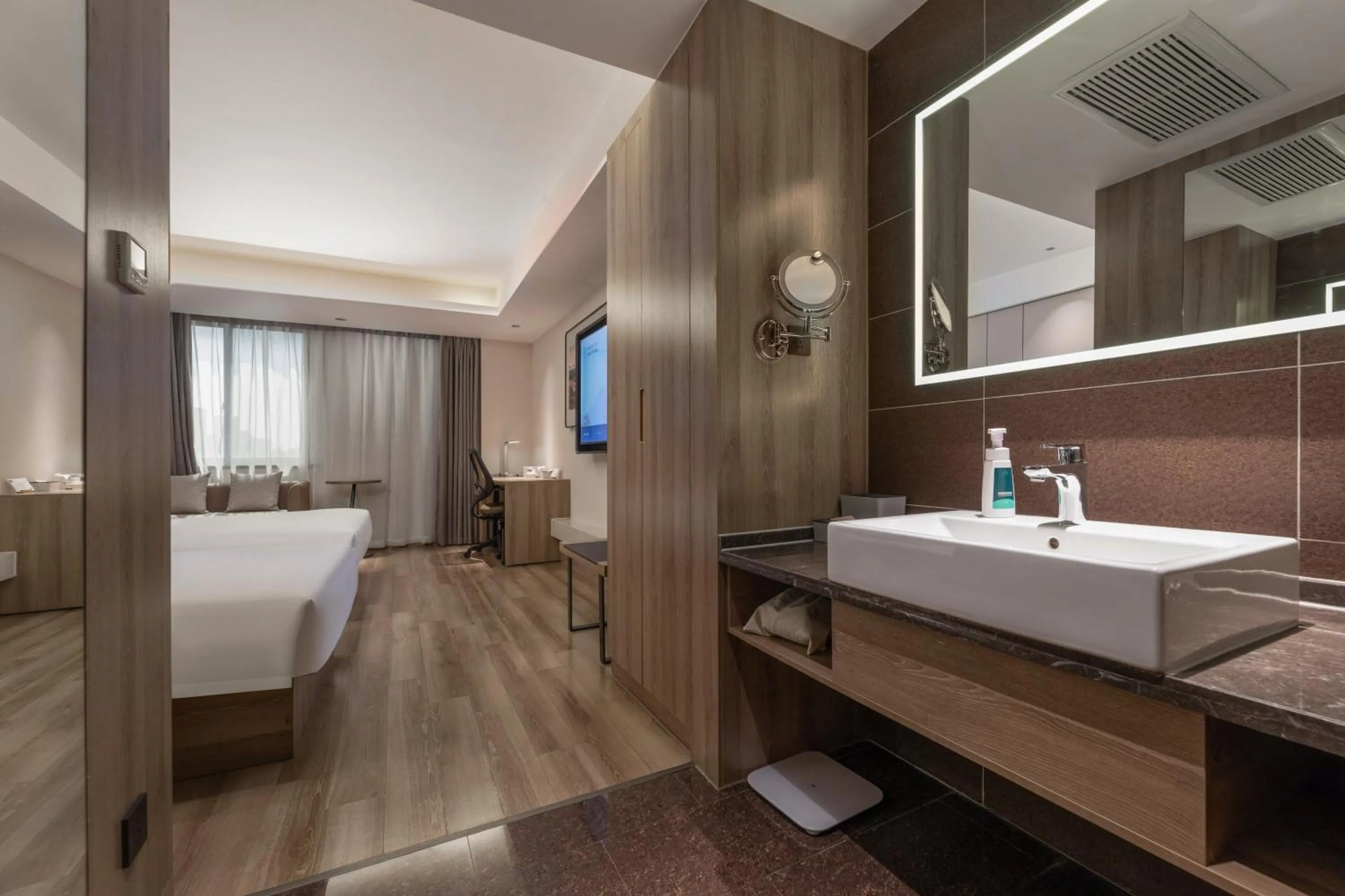 Toilet, Bed in Atour Hotel (Suzhou Wujiang)
