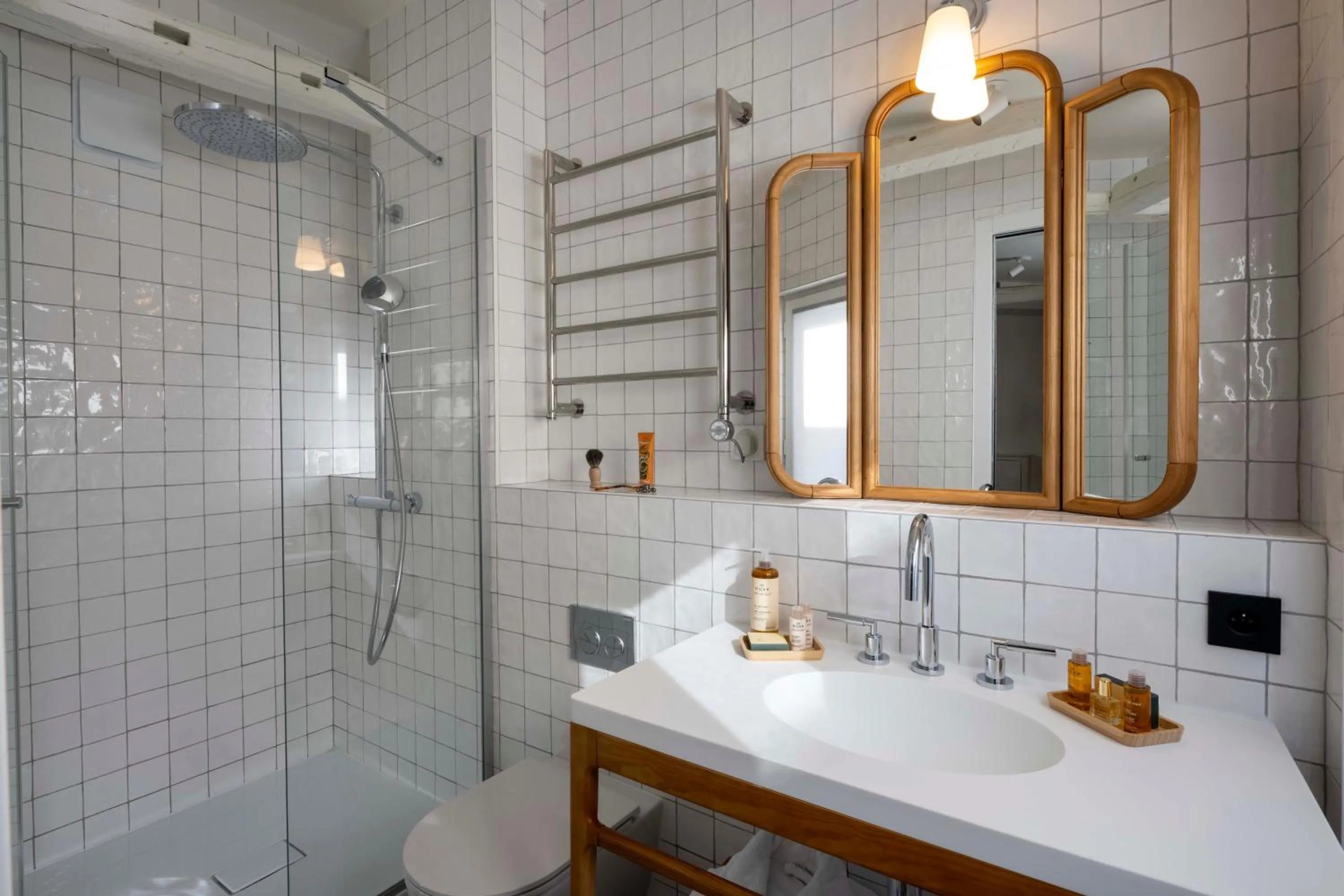 Shower in Hotel Louvre Montana