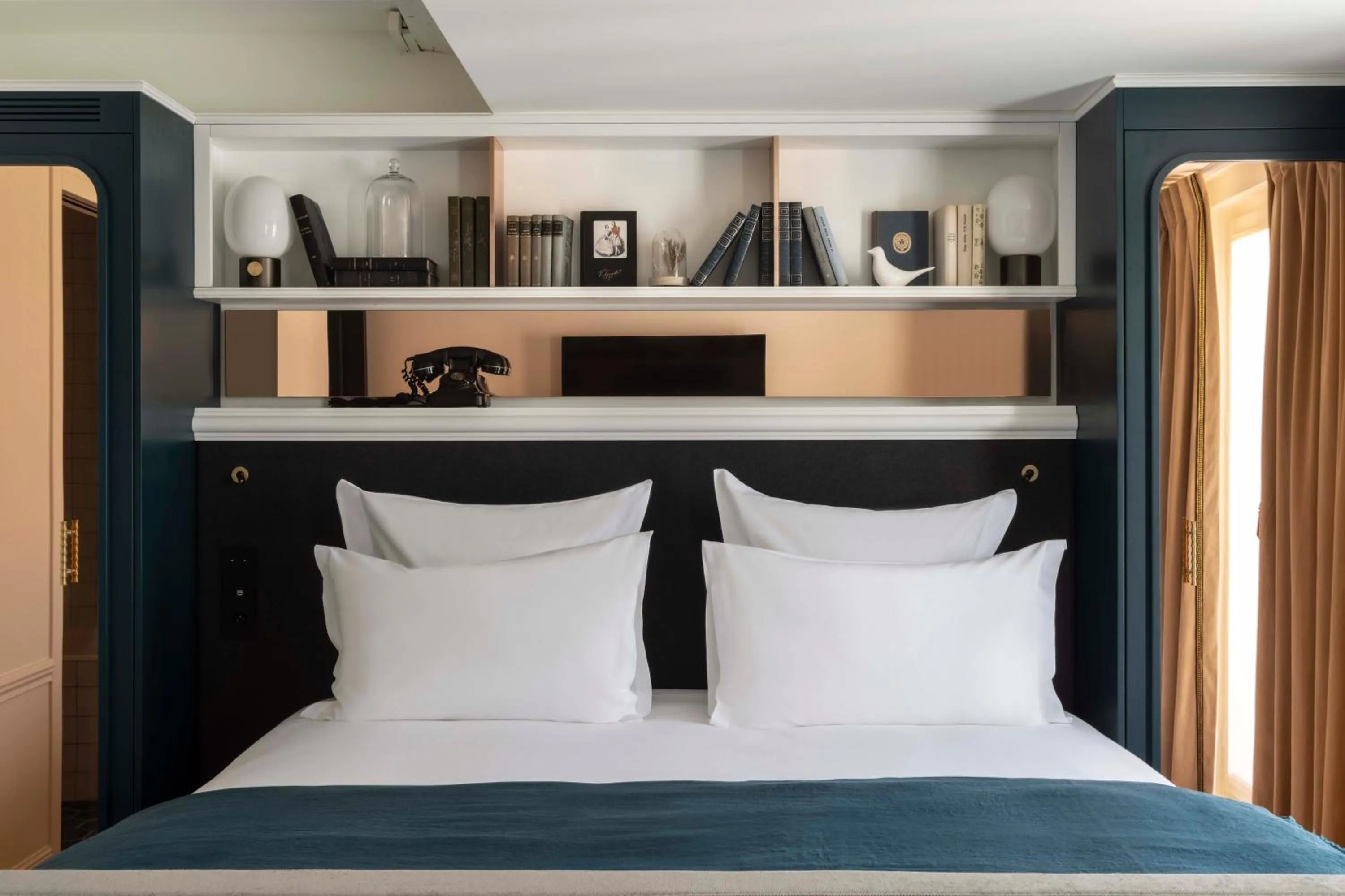 Bed in Hotel Louvre Montana