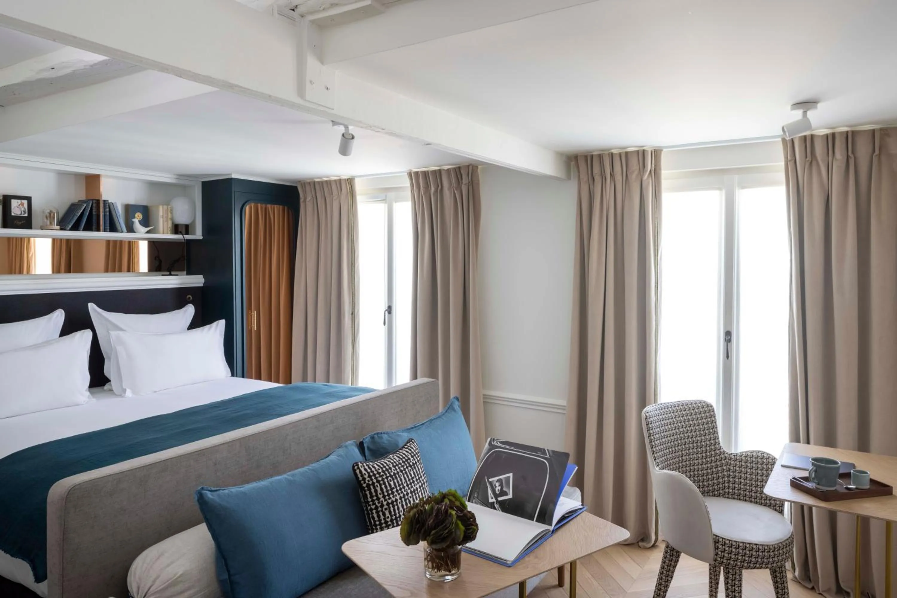 Coffee/tea facilities, Bed in Hotel Louvre Montana