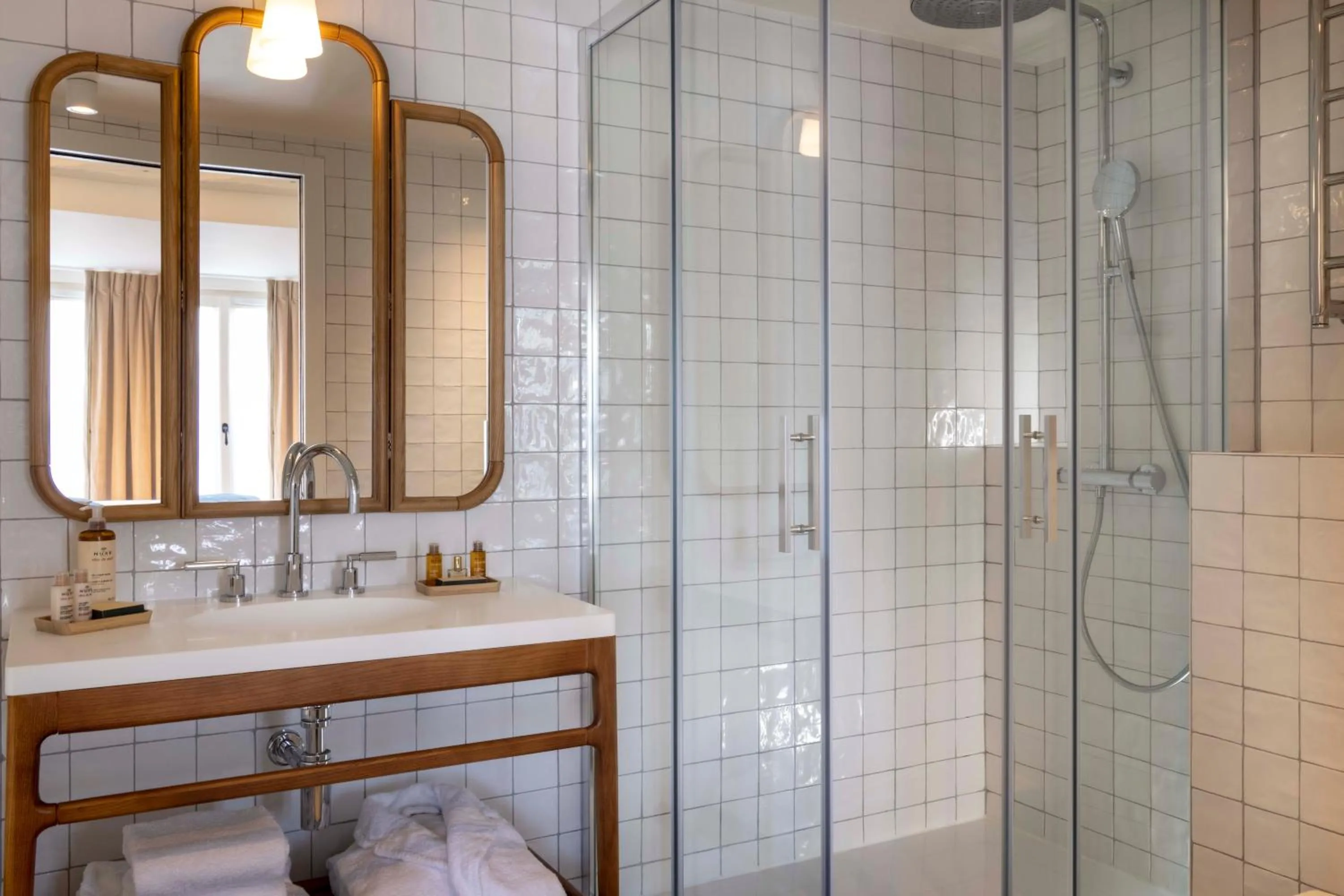 Bathroom in Hotel Louvre Montana