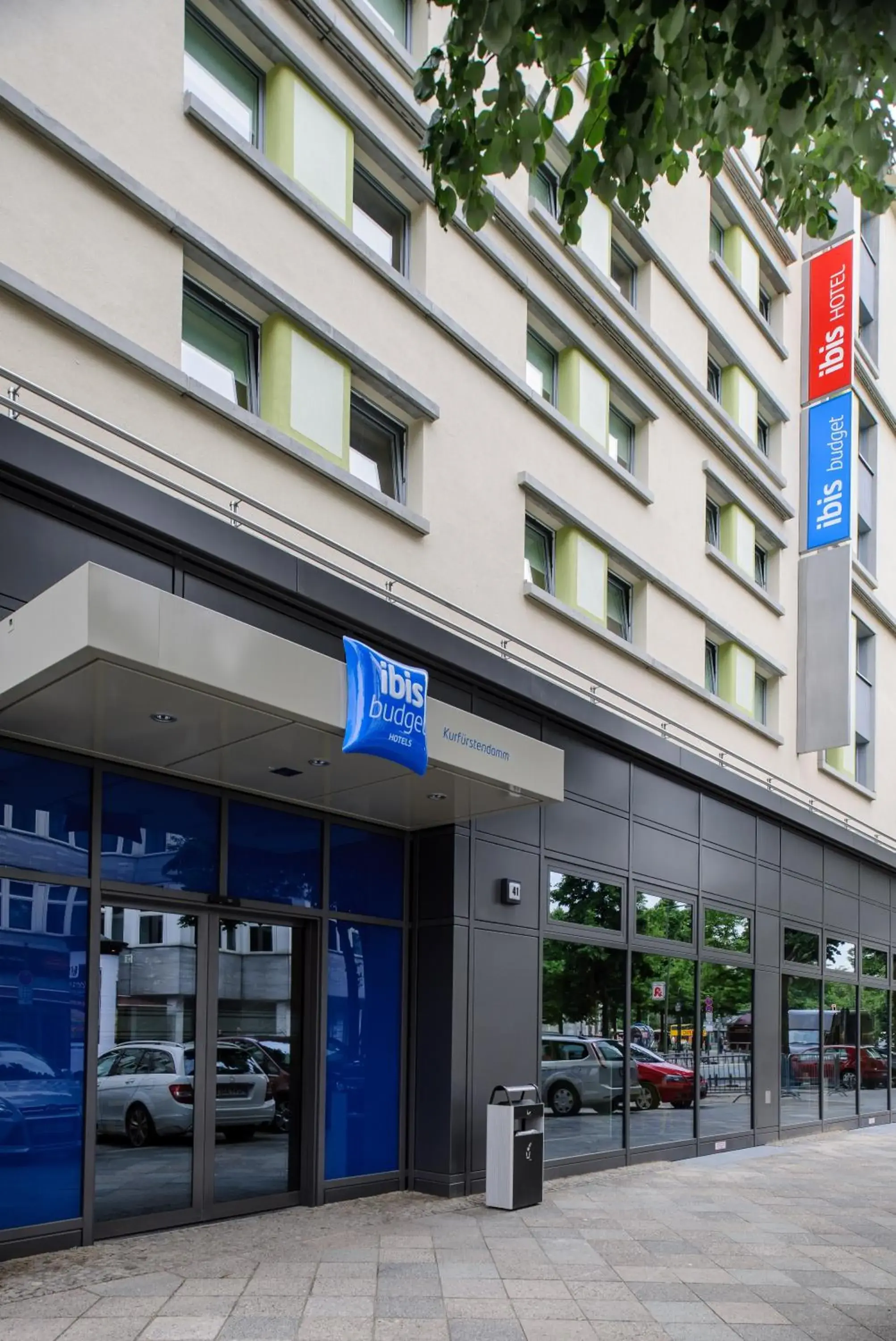 Facade/entrance in ibis budget Berlin Kurfürstendamm - neu renoviert Facade/entrance in ibis budget Berlin Kurfürstendamm - neu renoviert