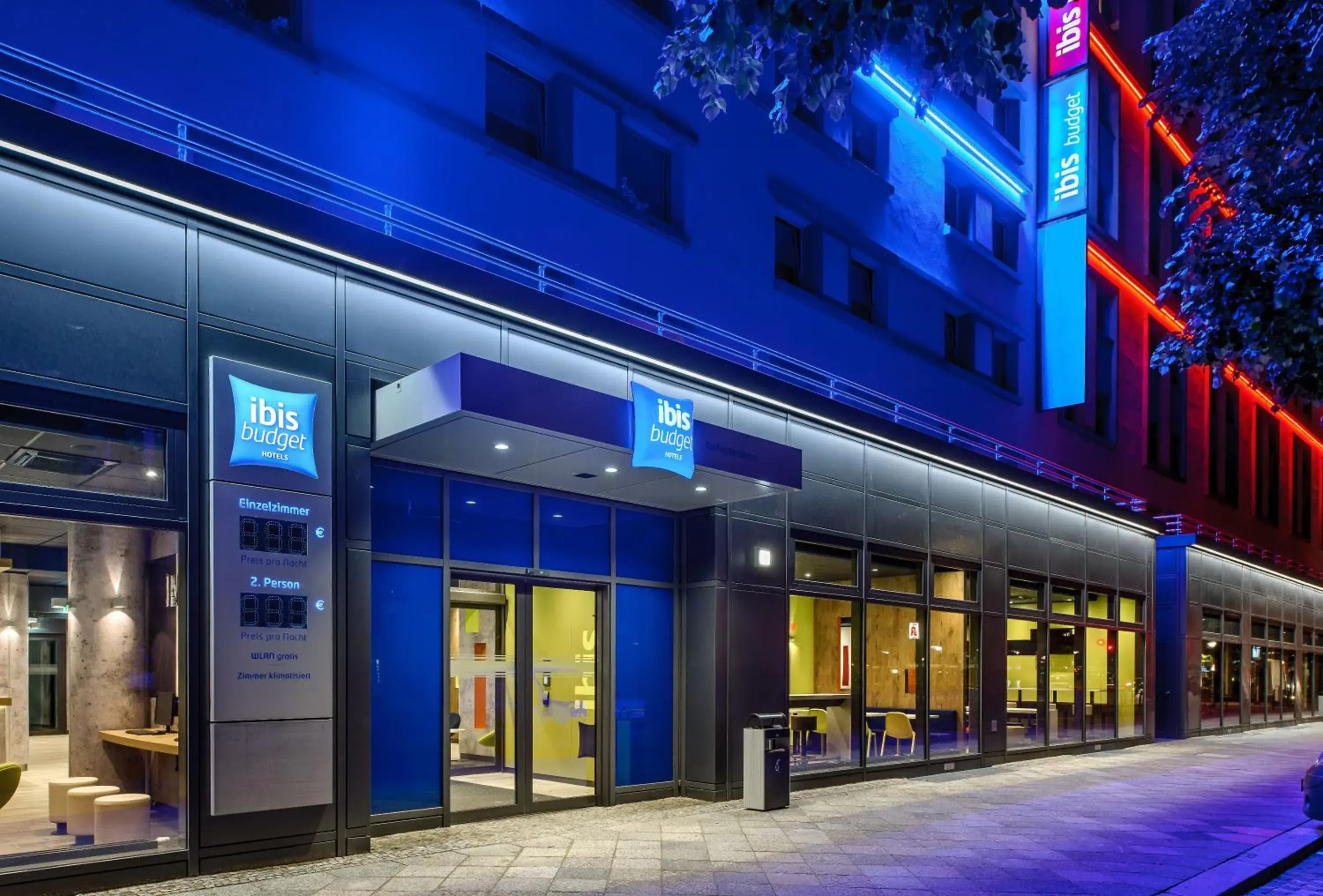 Facade/entrance in ibis budget Berlin Kurfürstendamm - neu renoviert Facade/entrance in ibis budget Berlin Kurfürstendamm - neu renoviert