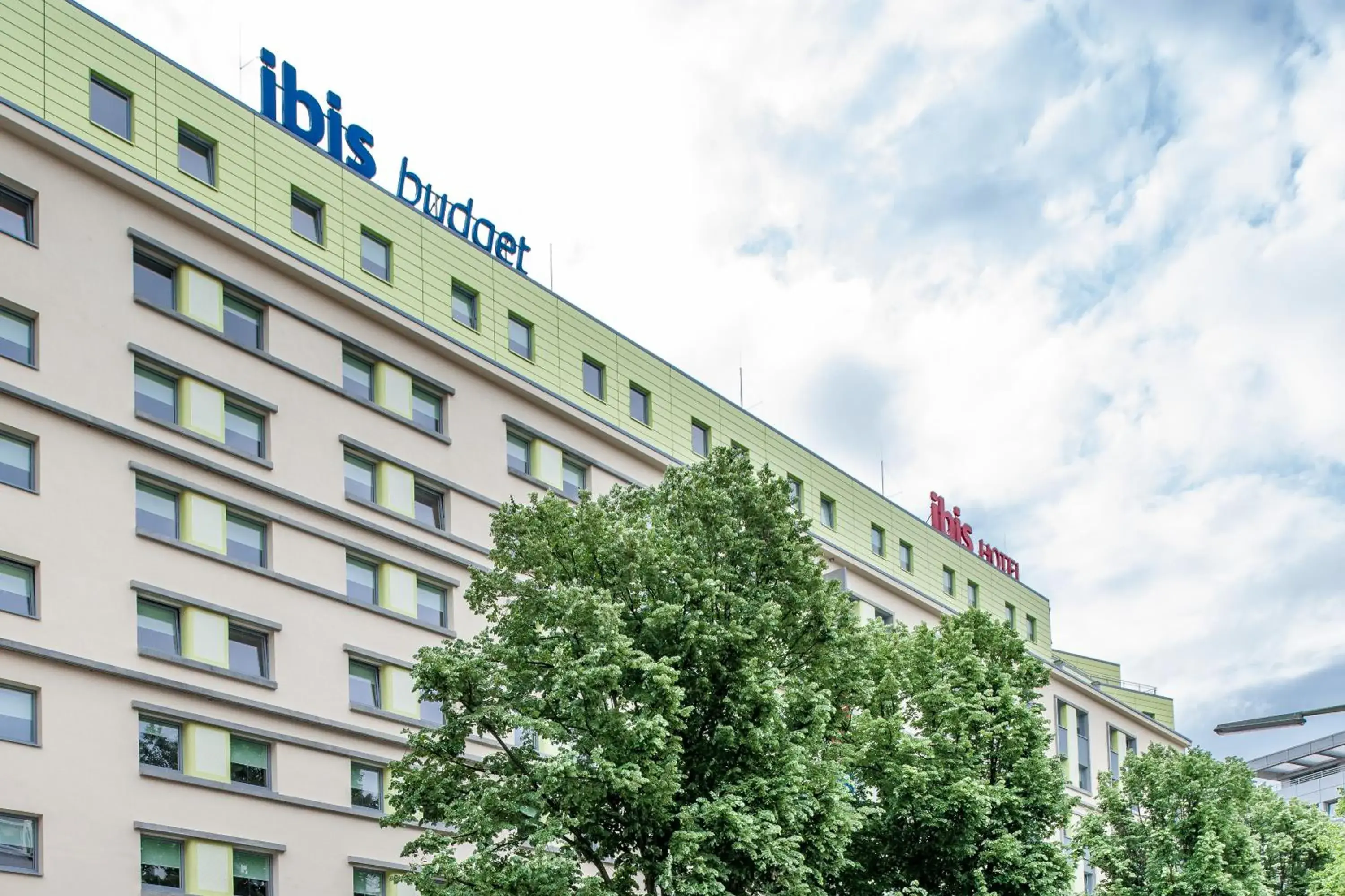 Facade/entrance in ibis budget Berlin Kurfürstendamm - neu renoviert Facade/entrance in ibis budget Berlin Kurfürstendamm - neu renoviert