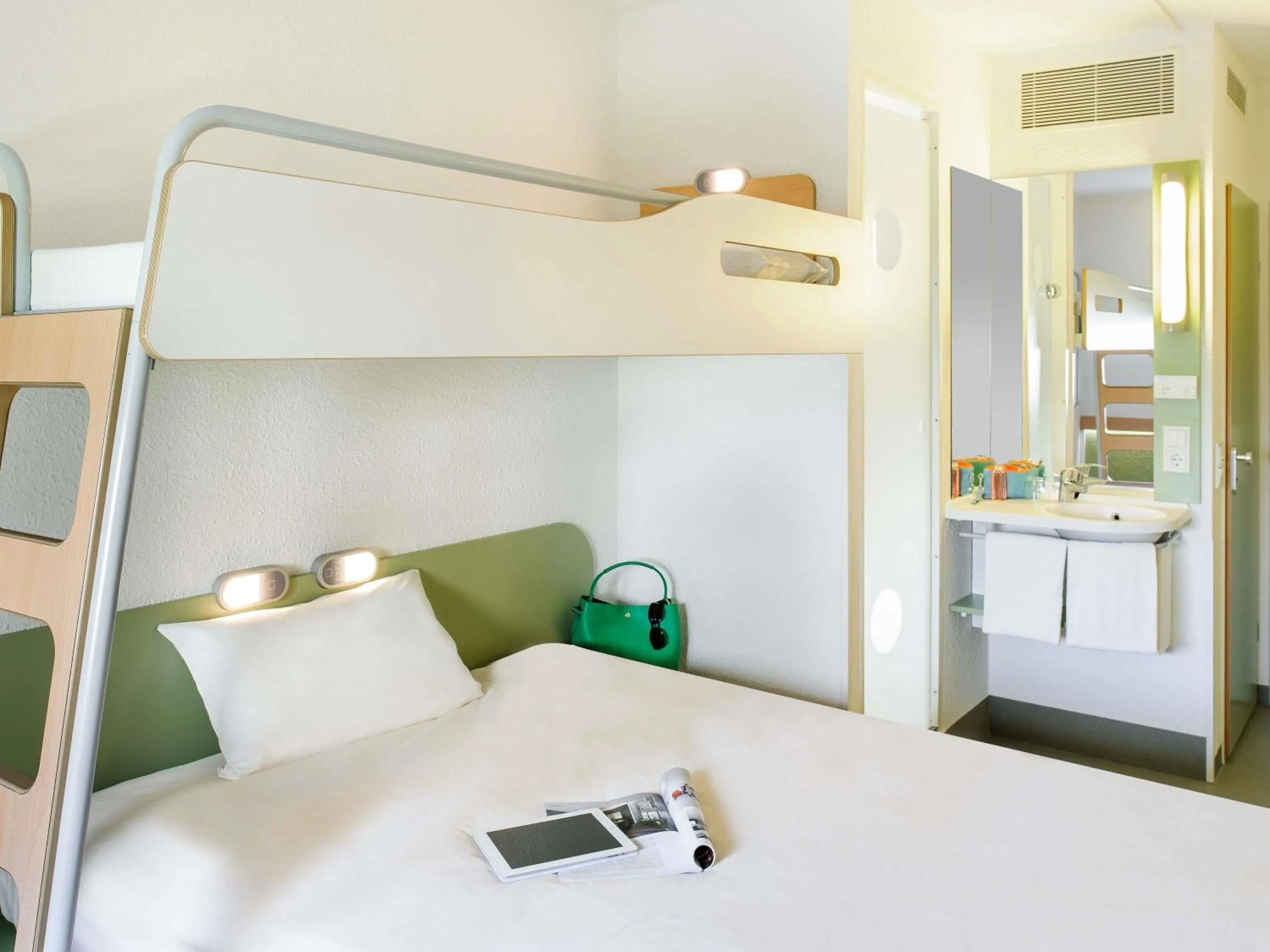 Bedroom, Bed in ibis budget Berlin Kurfürstendamm - neu renoviert