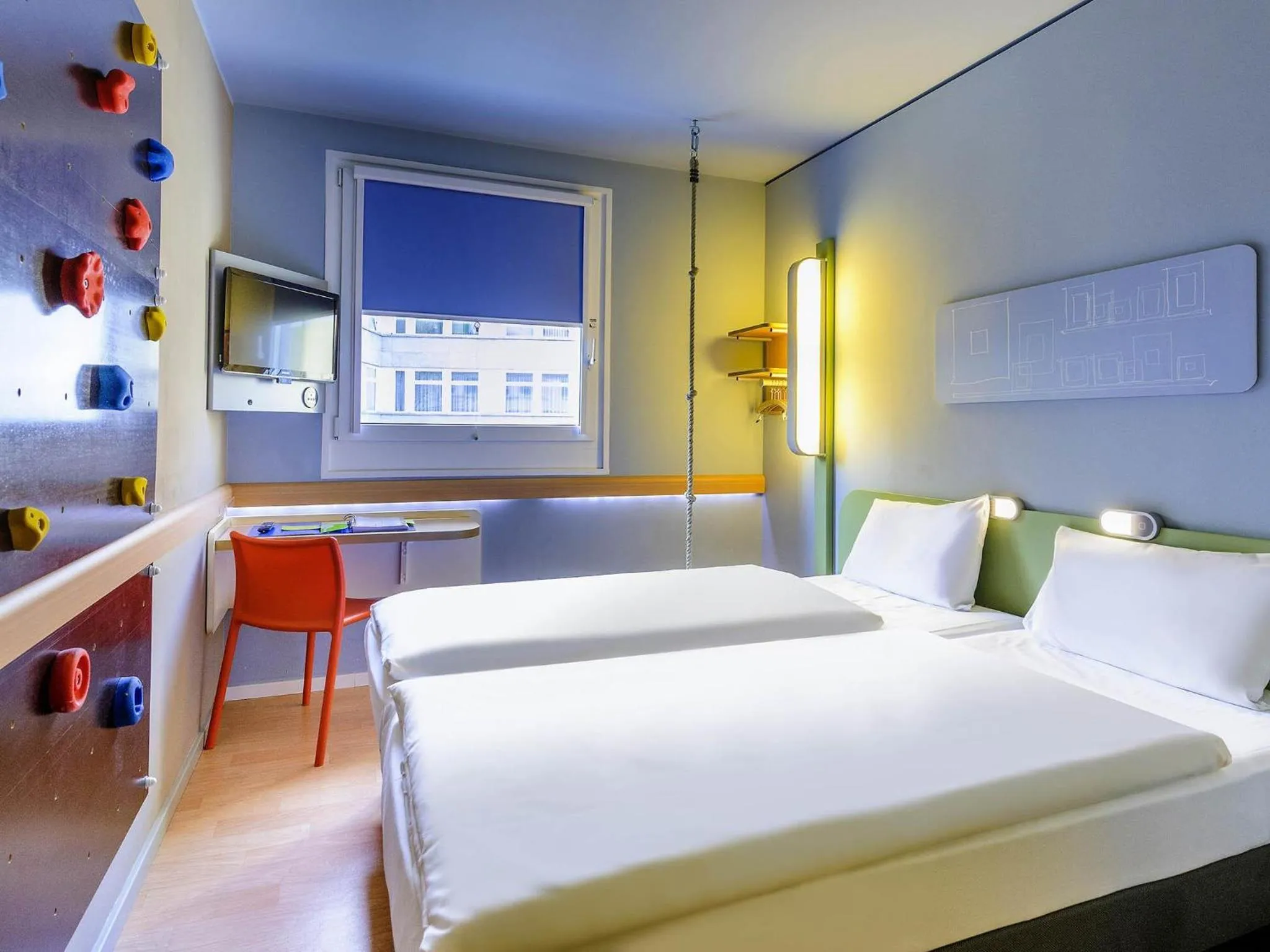 Bedroom, Bed in ibis budget Berlin Kurfürstendamm - neu renoviert