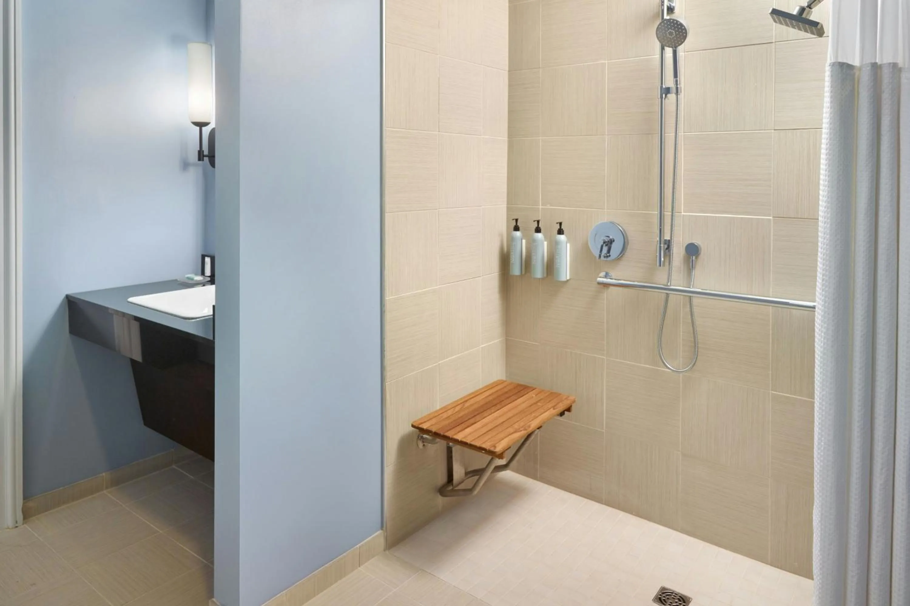 Bathroom in Courtyard by Marriott New Orleans French Quarter/Iberville