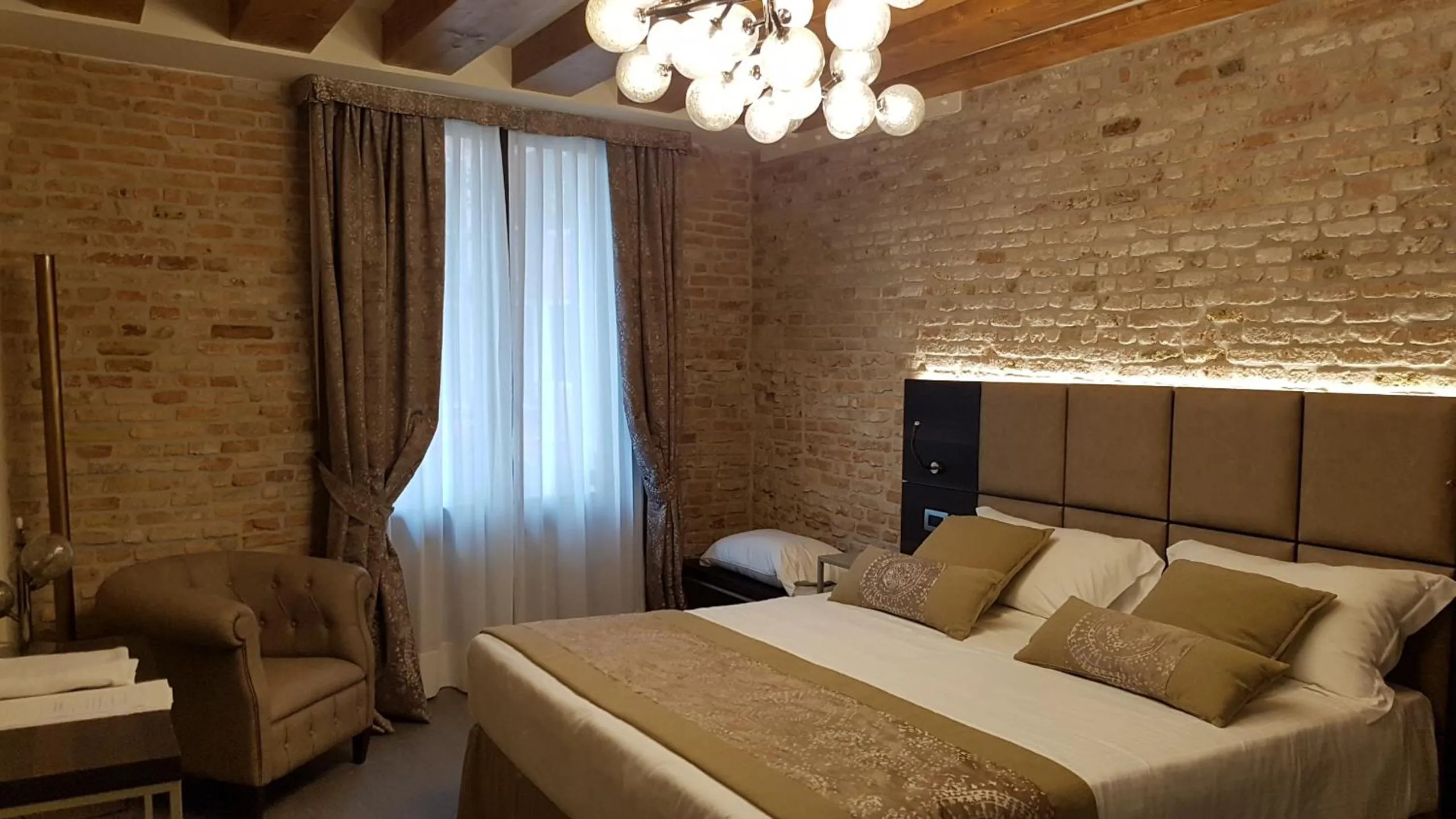 Bed in Hotel Aquarius Venice - Ascend Collection
