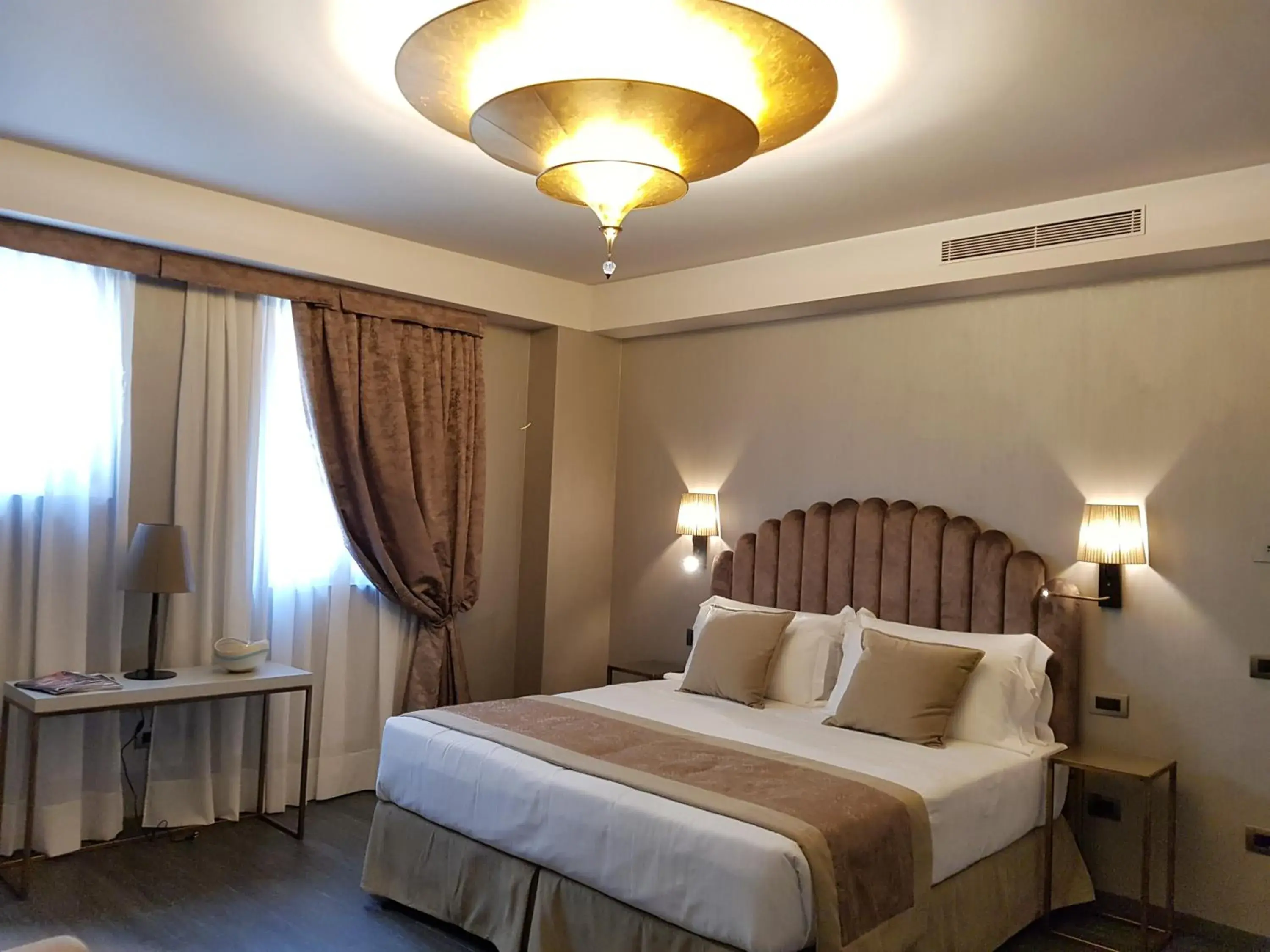 Bed in Hotel Aquarius Venice - Ascend Collection Bed in Hotel Aquarius Venice - Ascend Collection