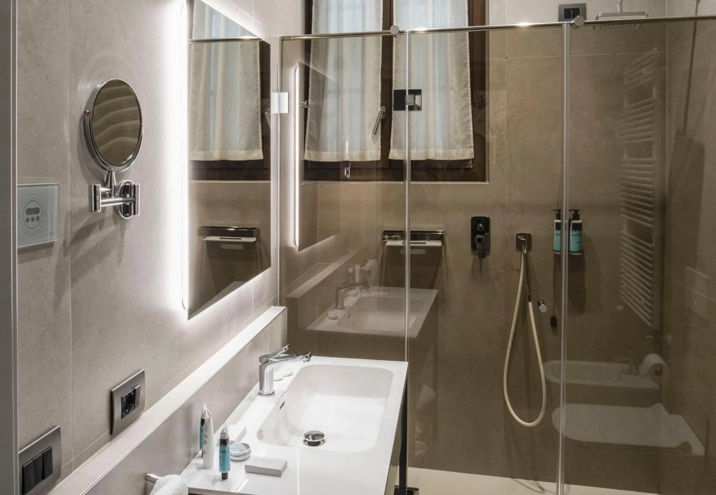 Shower in Hotel Aquarius Venice - Ascend Collection