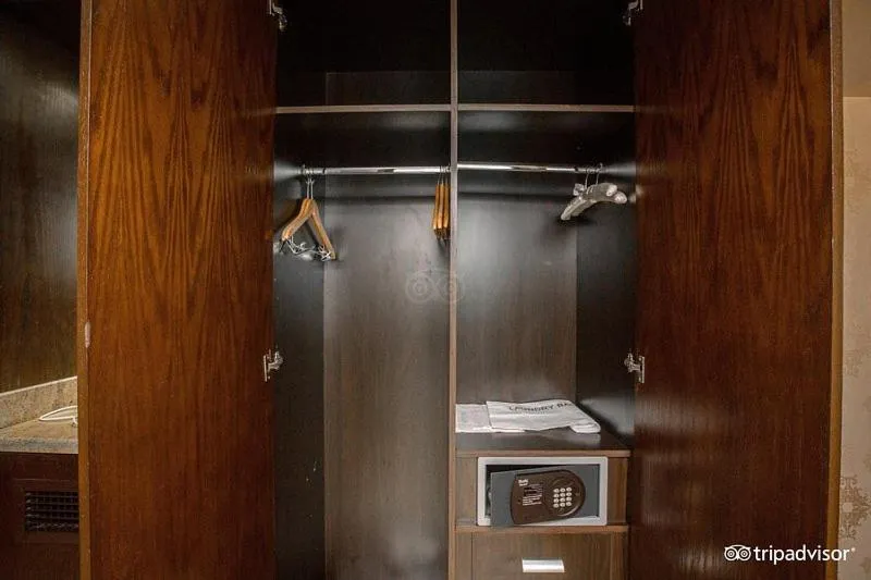 wardrobe in Mark Inn Hotel Deira