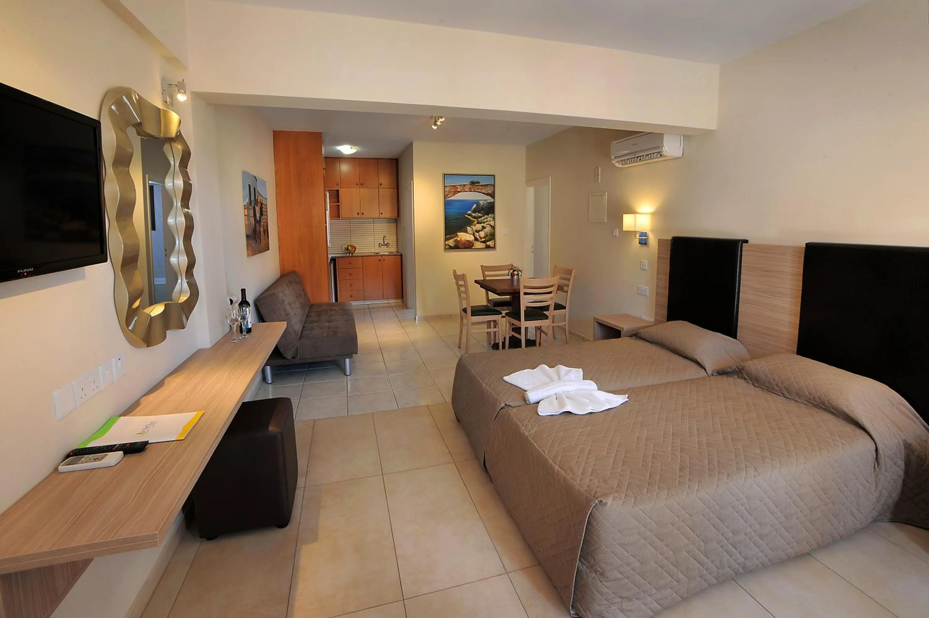 Photo of the whole room, Bed in Nelia Gardens