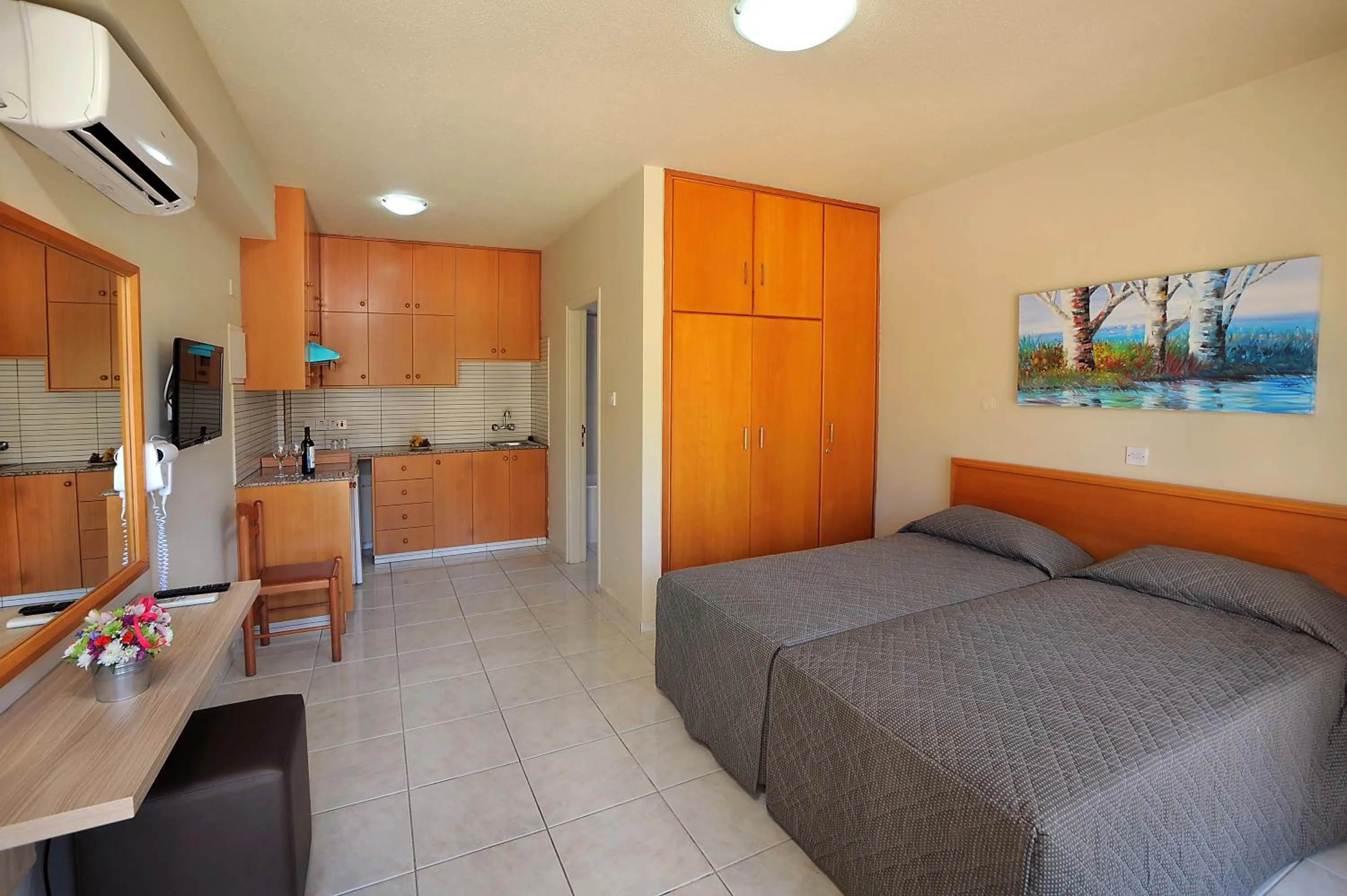 Photo of the whole room, Bed in Nelia Gardens