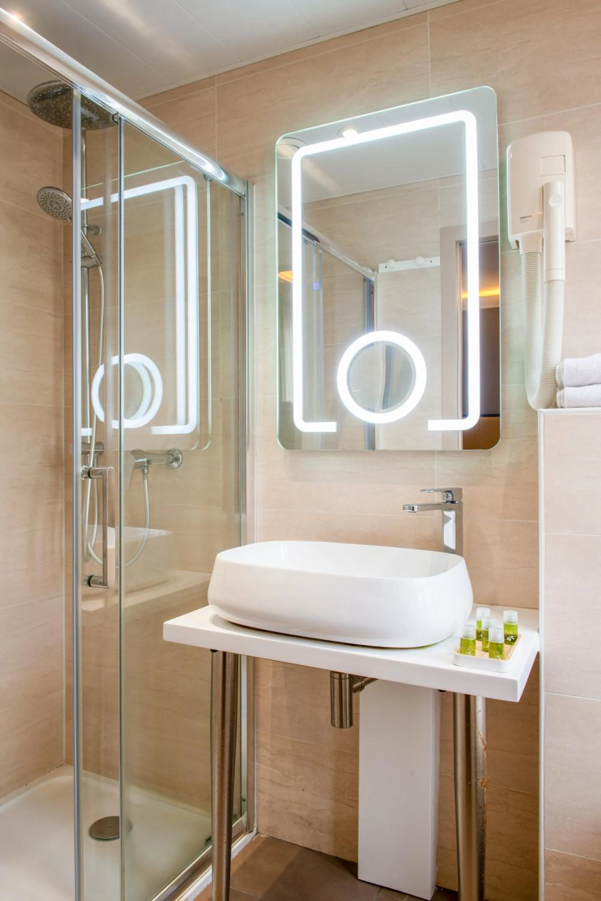 Shower in Hotel Cactus