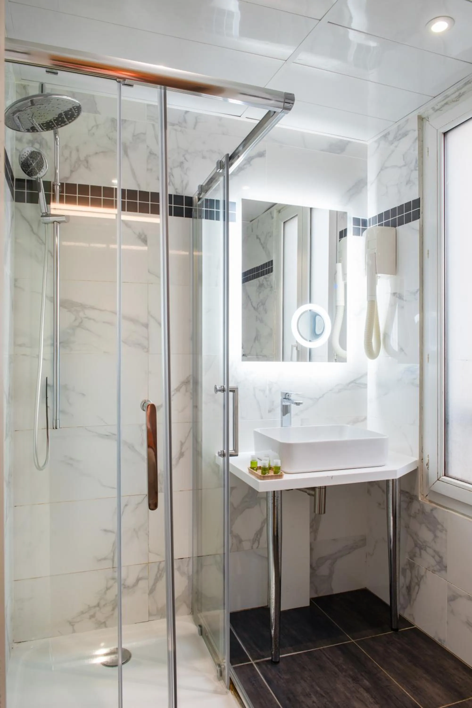 Shower in Hotel Cactus