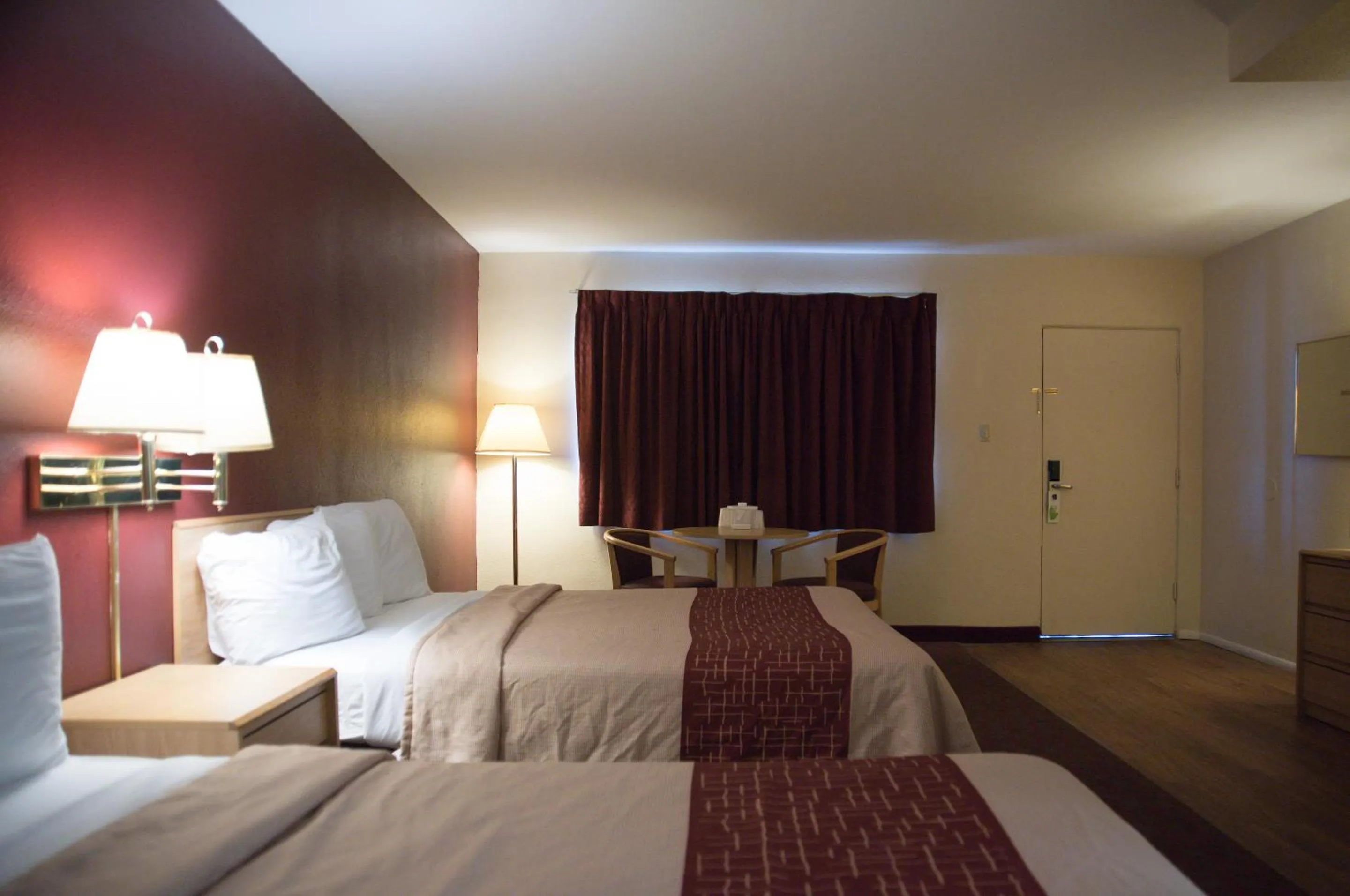 Photo of the whole room, Bed in Red Roof Inn Blythe