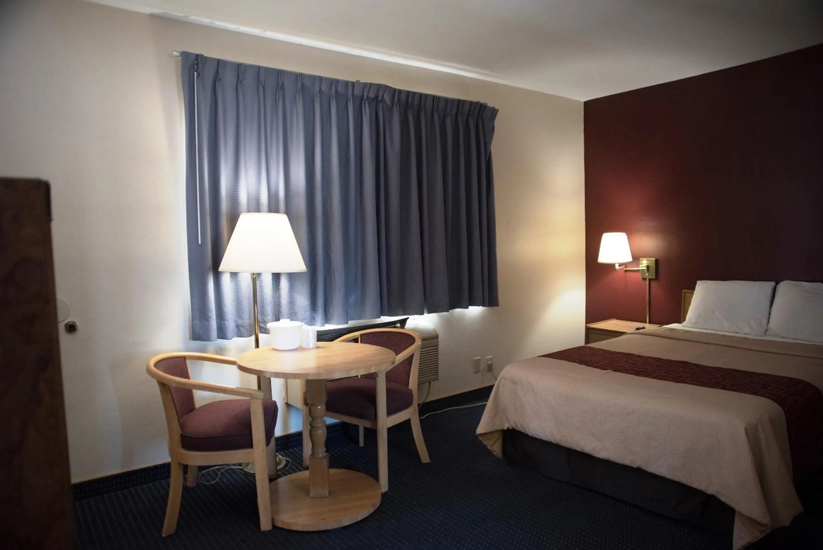 Photo of the whole room, Bed in Red Roof Inn Blythe