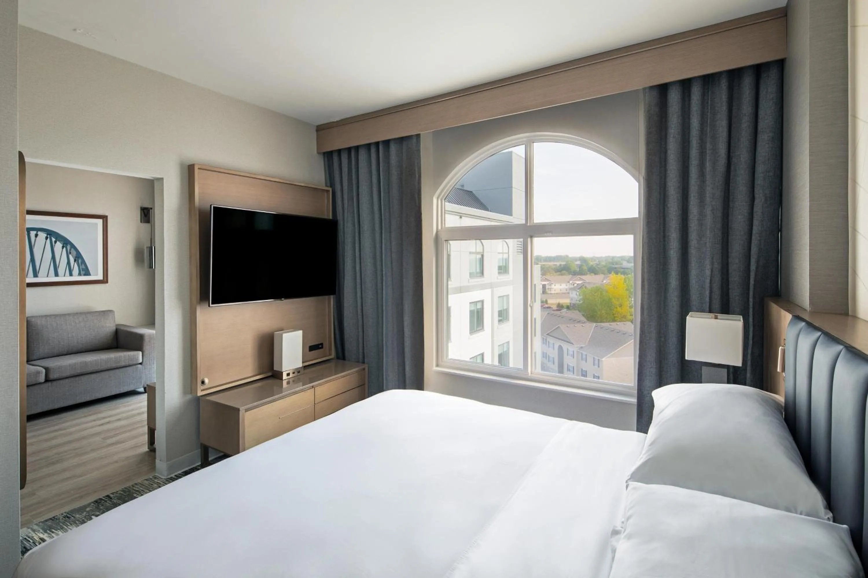 Photo of the whole room, Bed in Sheraton Suites Columbus Worthington