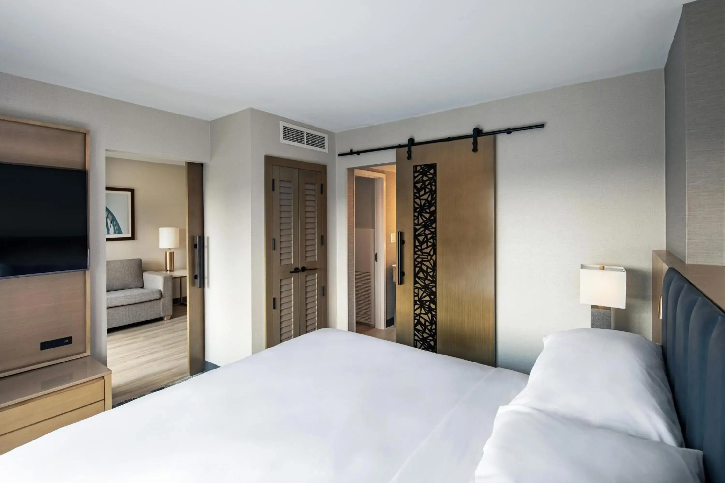 Suite with Bay Window, 1 King, Sofa Bed in Sheraton Suites Columbus Worthington Suite with Bay Window, 1 King, Sofa Bed in Sheraton Suites Columbus Worthington