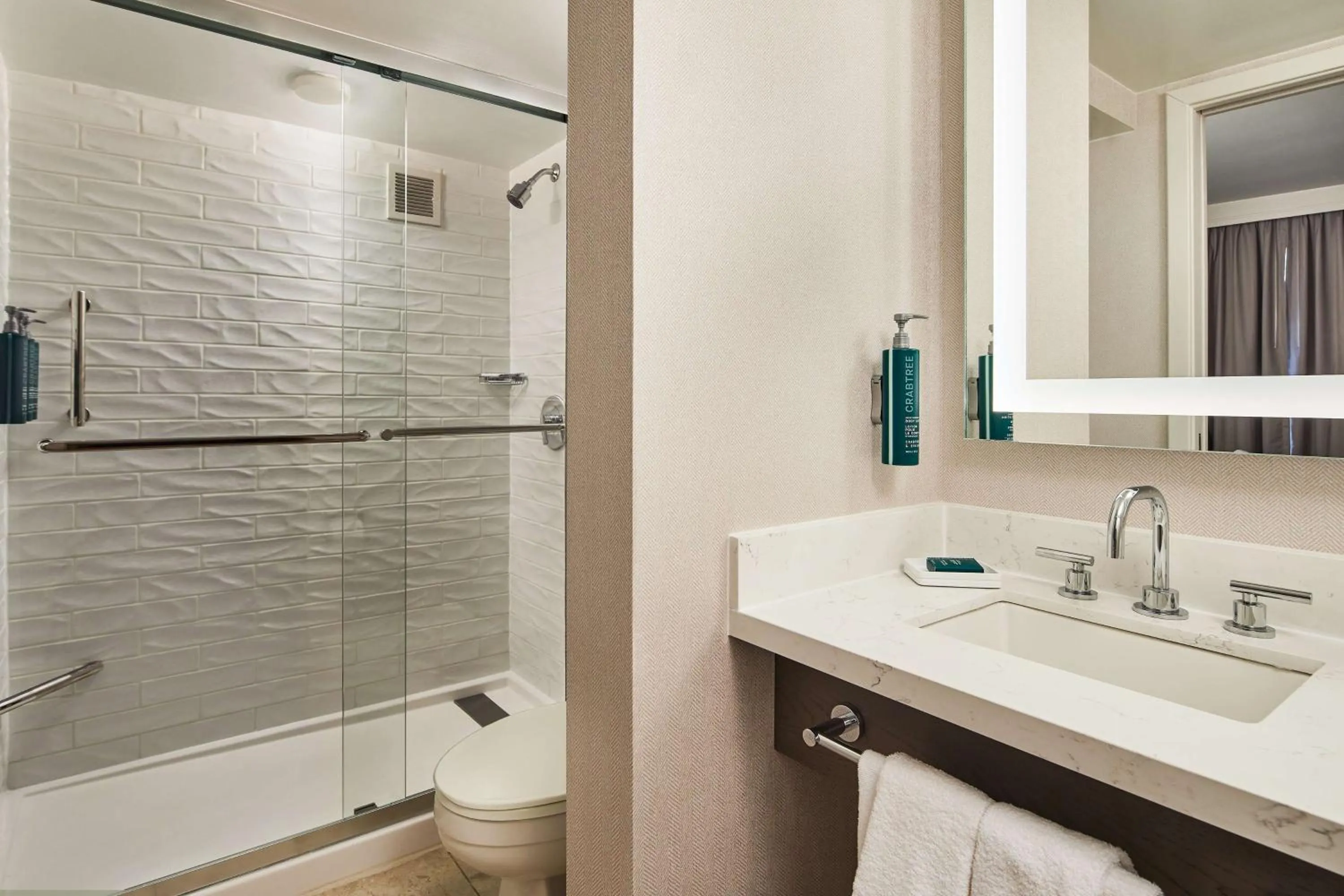 Shower in Hilton Kansas City Country Club Plaza