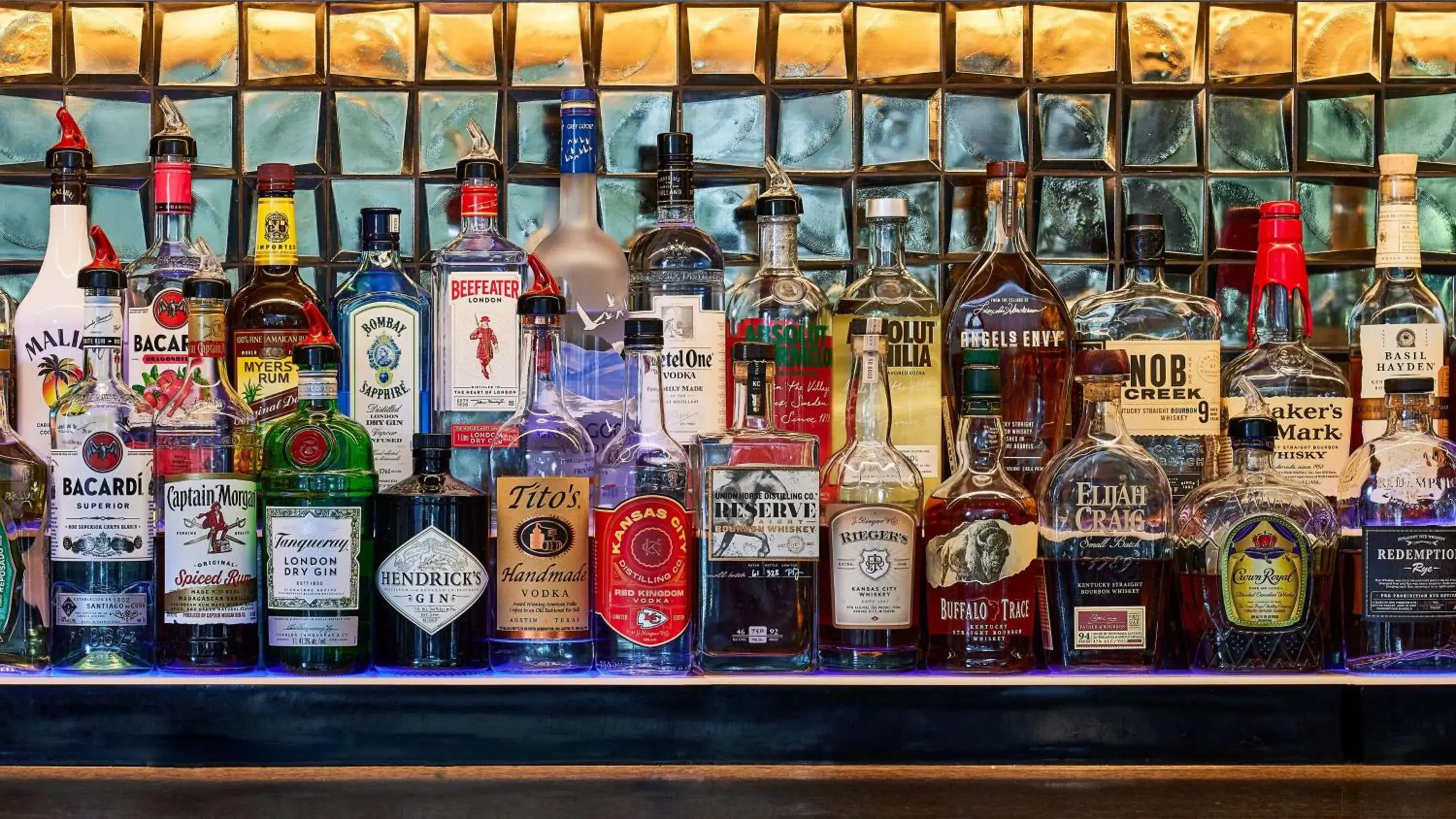 Lounge or bar in Hilton Kansas City Country Club Plaza Lounge or bar in Hilton Kansas City Country Club Plaza