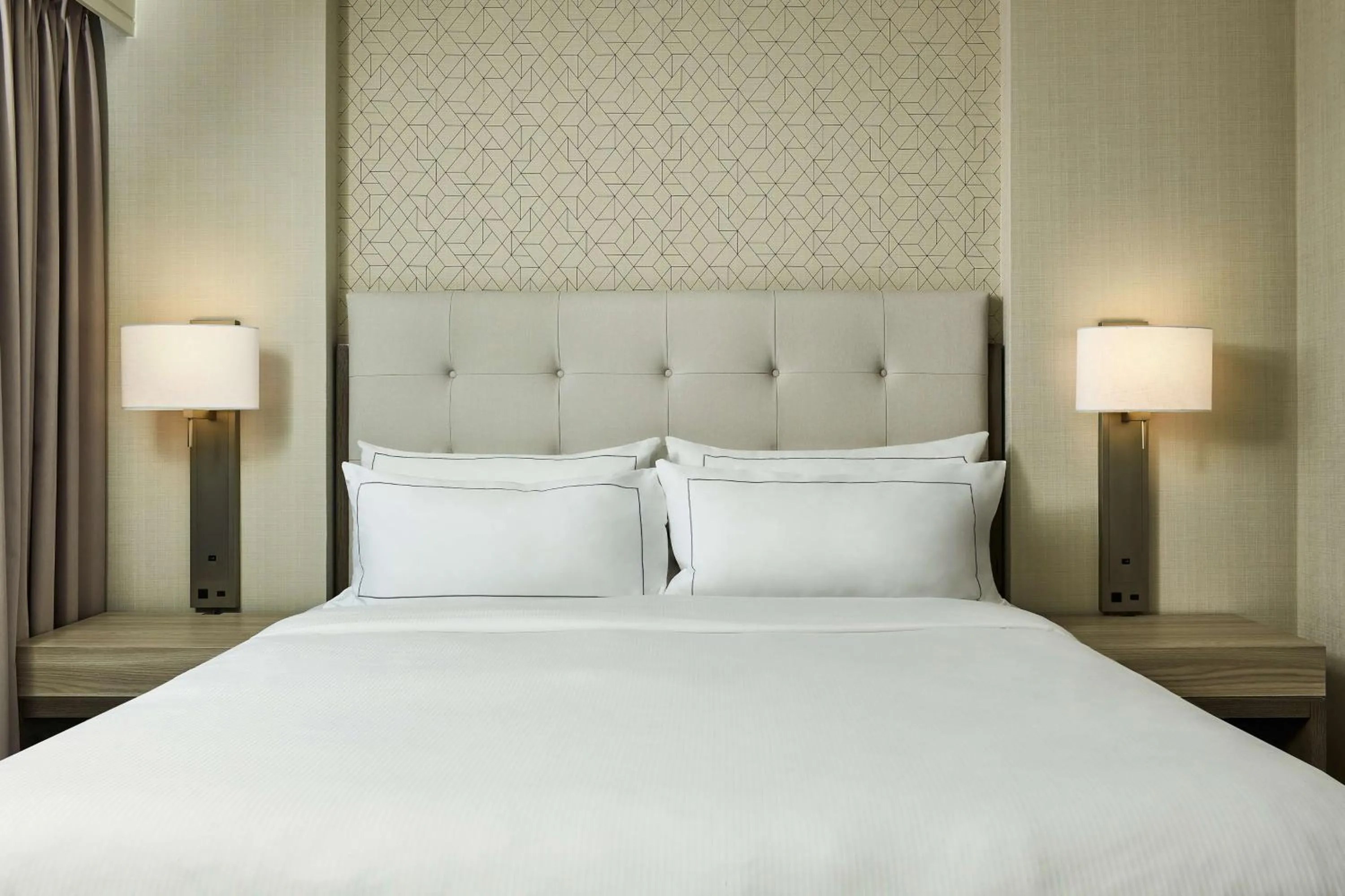 Bed in Hilton Kansas City Country Club Plaza