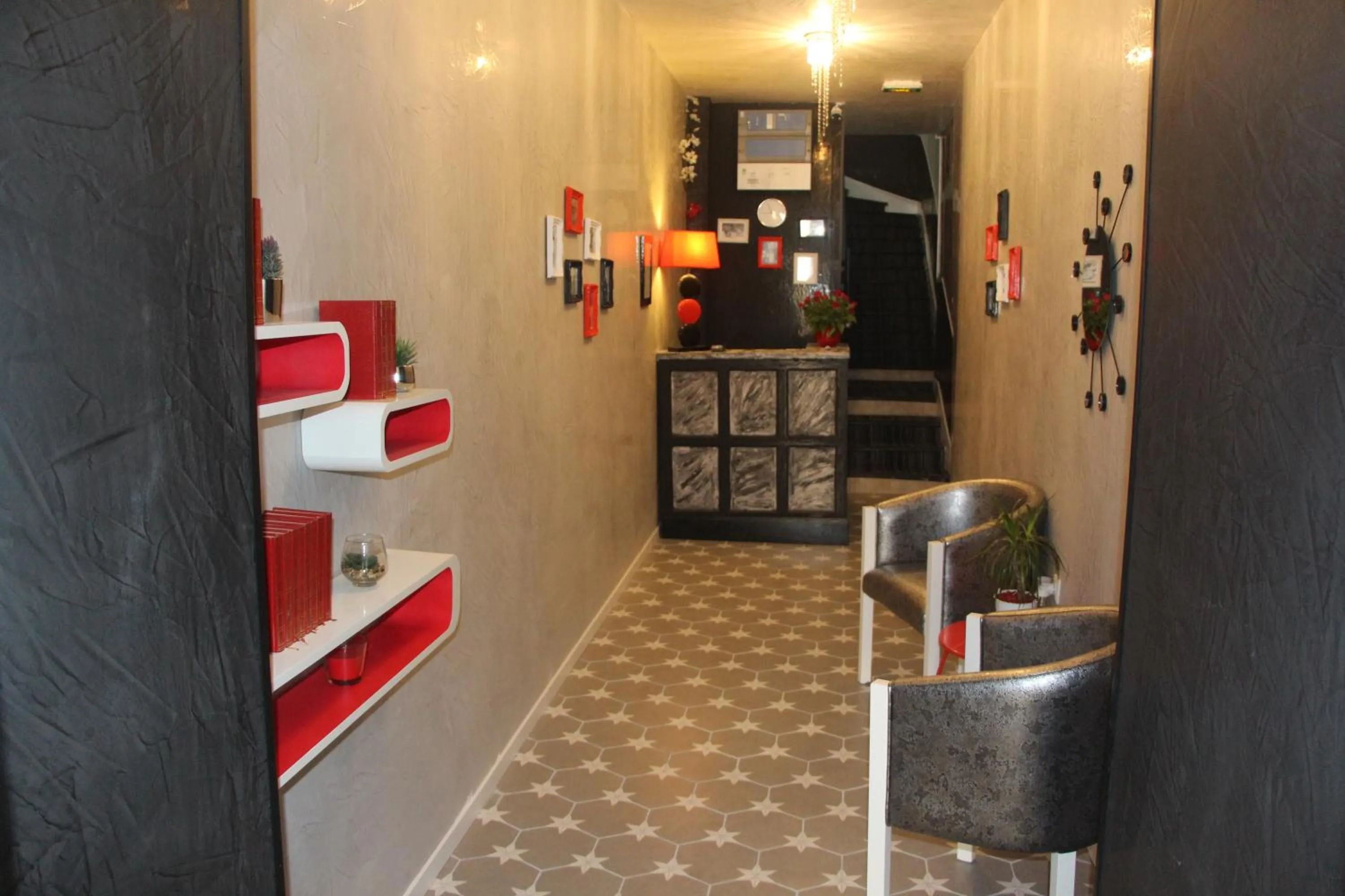 Property building in Hotel Au Chapon Fin