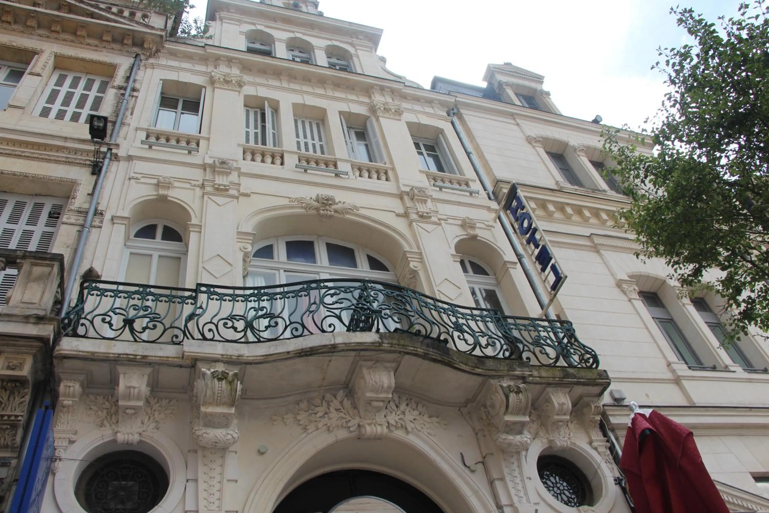 Property building in Hotel Au Chapon Fin
